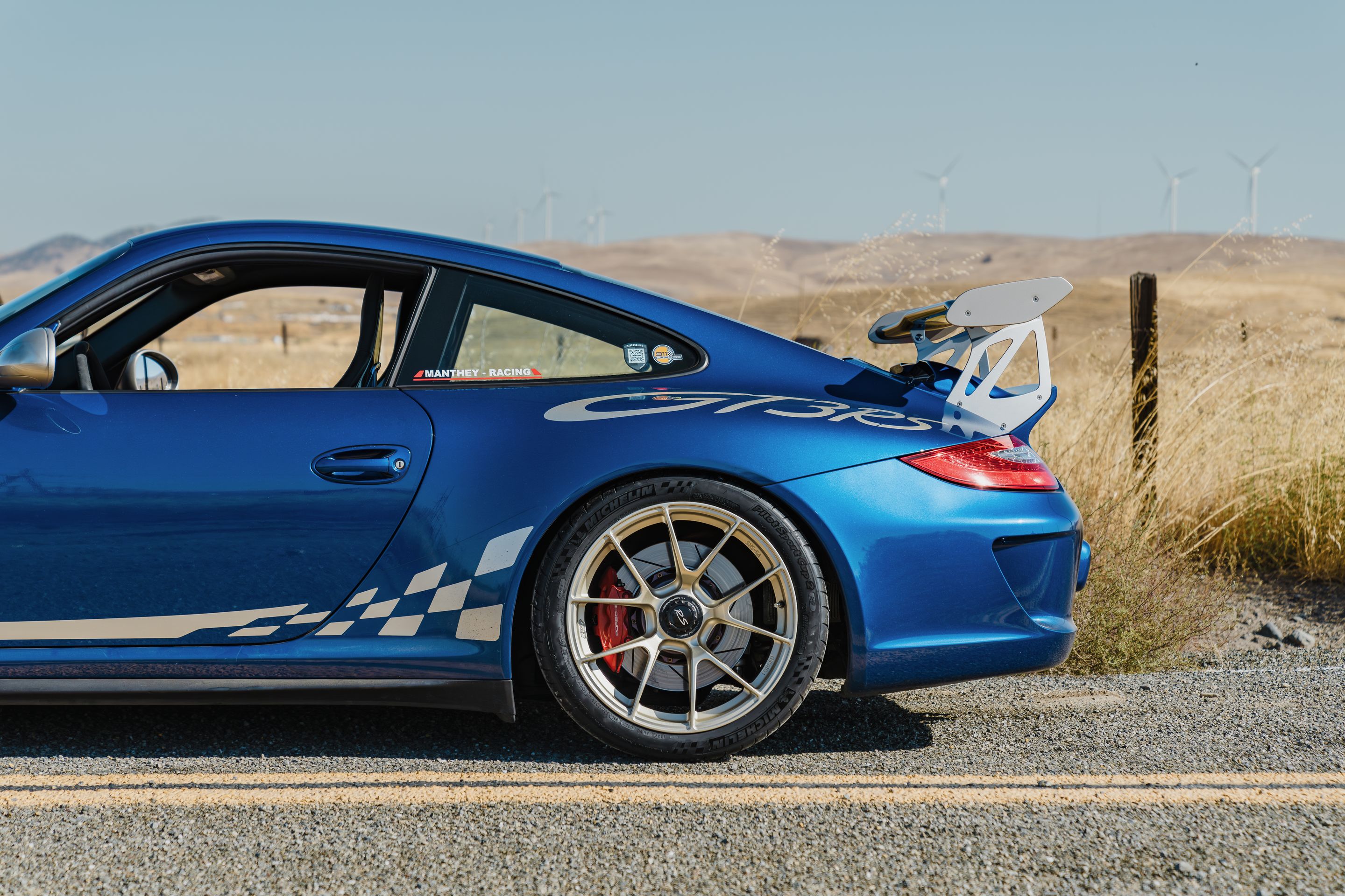 Blue Porsche 911 997 GT3 RS with 19" VS-5RS Apex wheels in Motorsport Gold