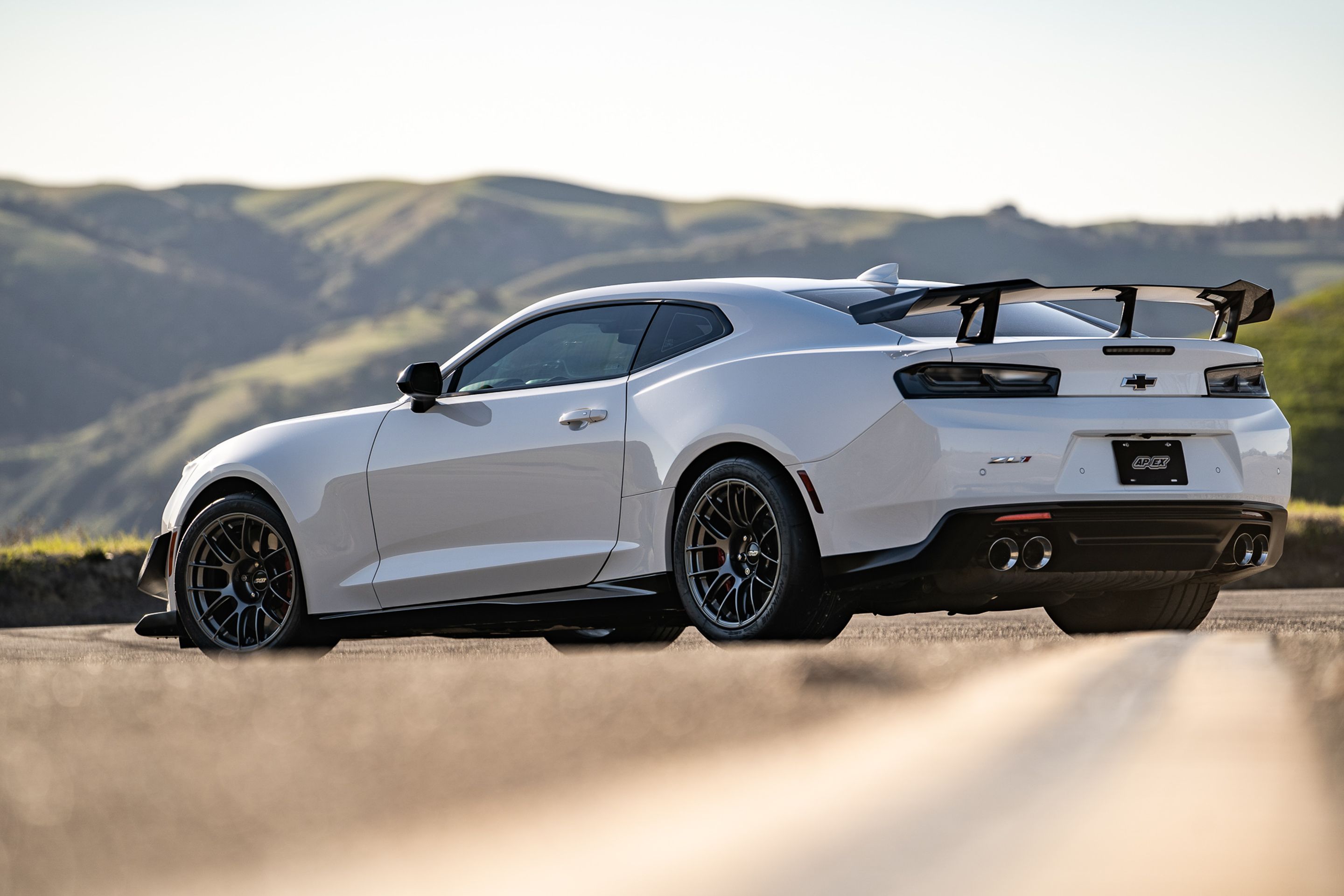 White Chevrolet 6th Gen Camaro ZL1 1LE with 18" EC-7RS Apex wheels in Anthracite