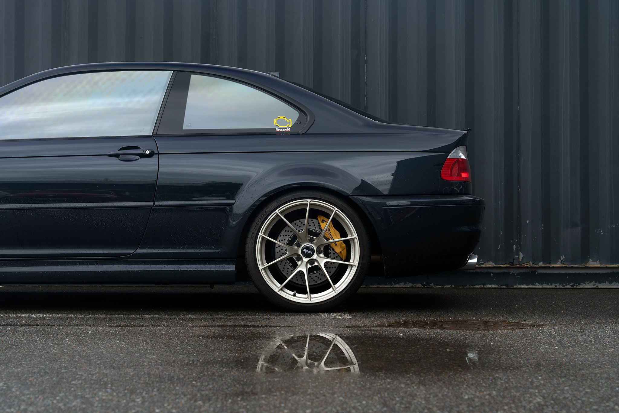 Black BMW E46 M3 with 19" VS-5RS Apex wheels in Motorsport Gold