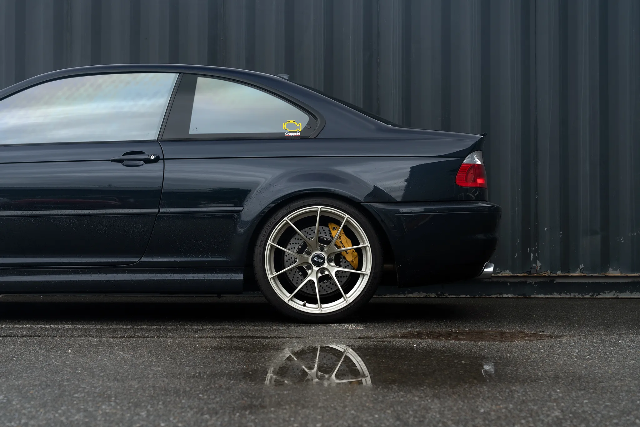 Black BMW E46 M3 with 19" VS-5RS Apex wheels in Motorsport Gold