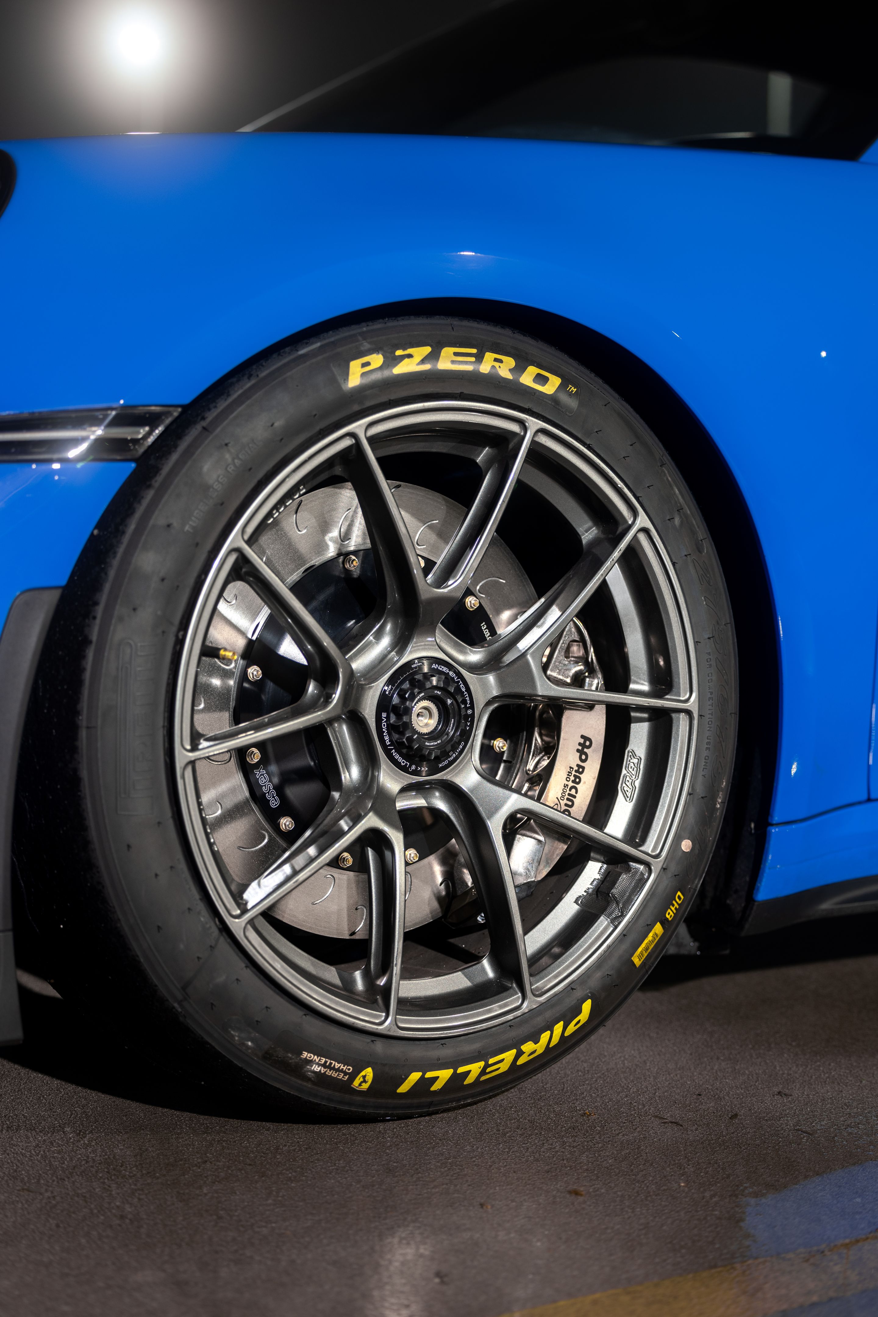 Blue Porsche 911 992.1 GT3 with 19" VS-5RS Apex wheels in Anthracite