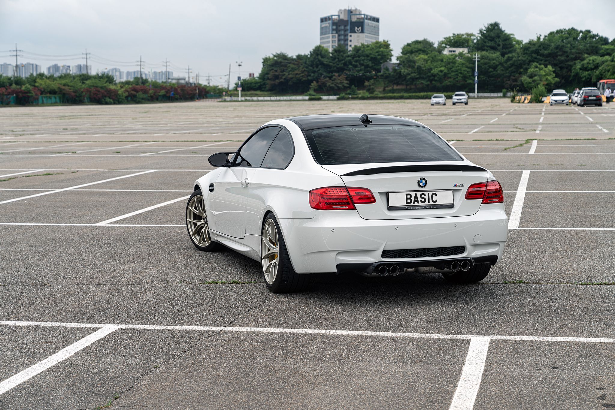 White BMW E92 Coupe M3 with 19" VS-5RS Apex wheels in Motorsport Gold