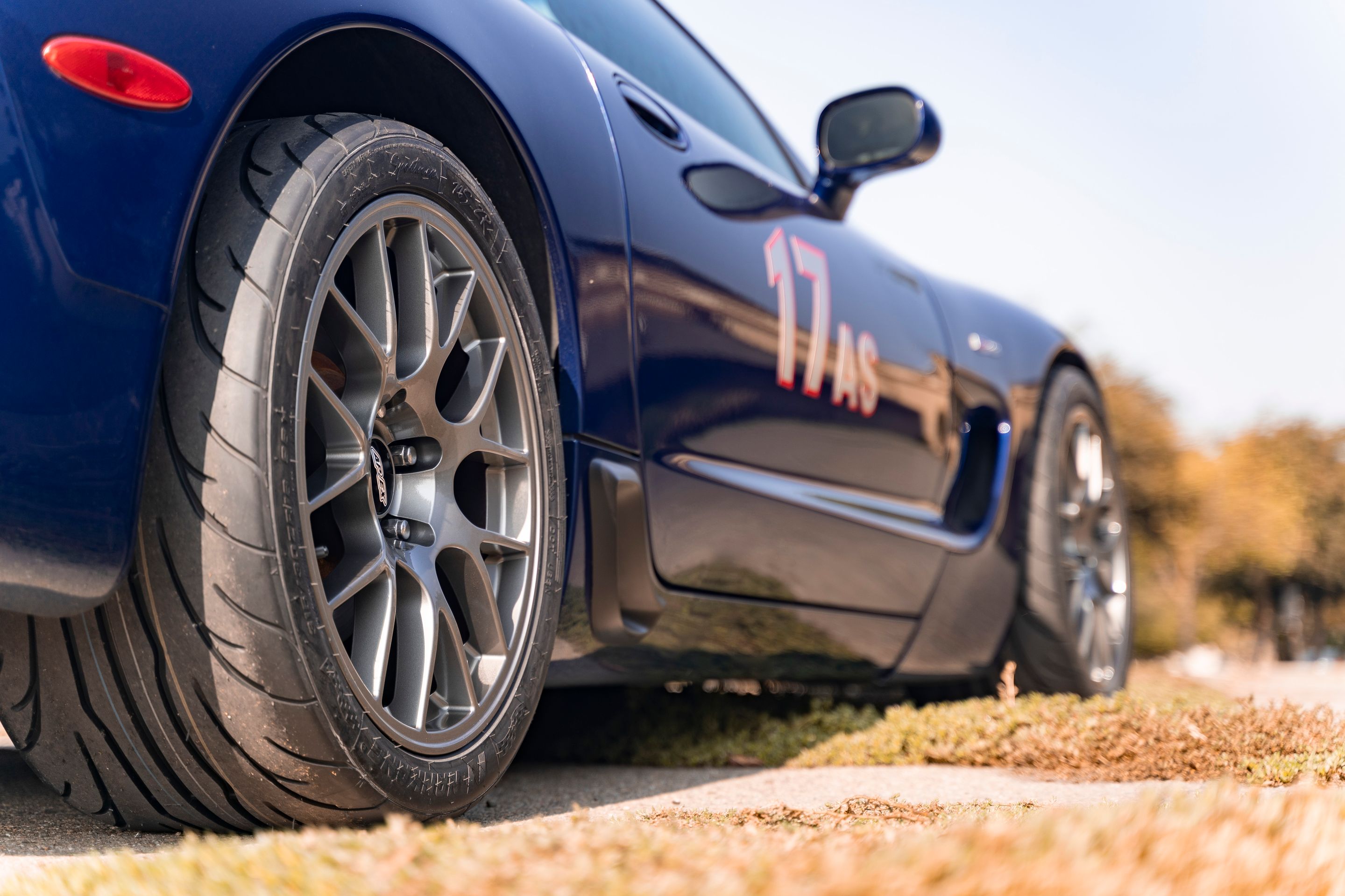 Blue Chevrolet C5 Corvette Z06 with 18" EC-7 Apex wheels in Anthracite