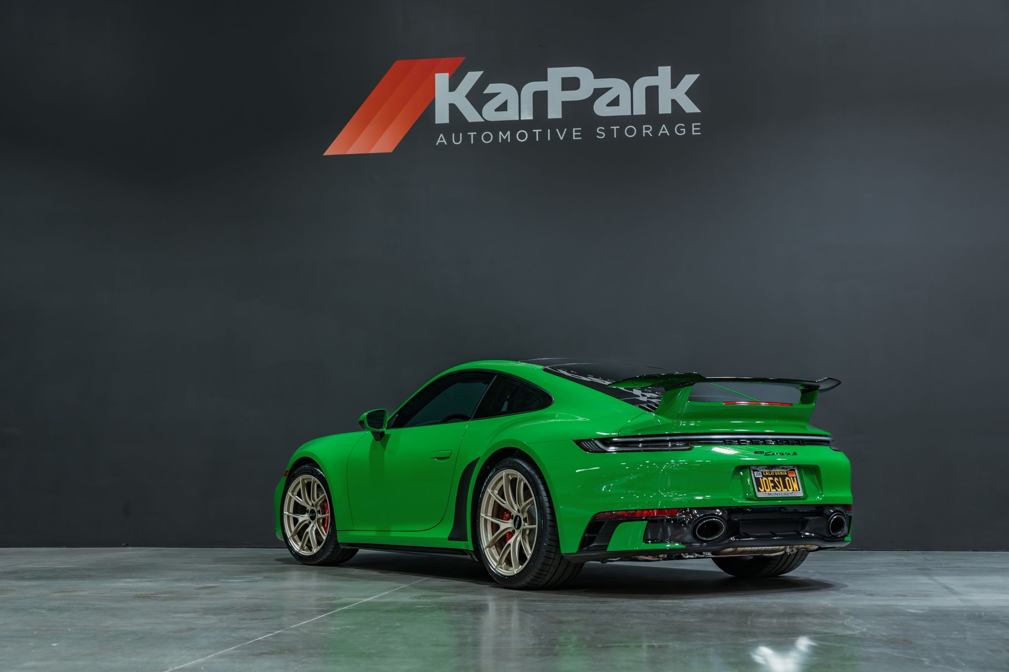 Green Porsche 911 992.1 Carrera S with 19"/20" VS-5RS Apex wheels in Motorsport Gold