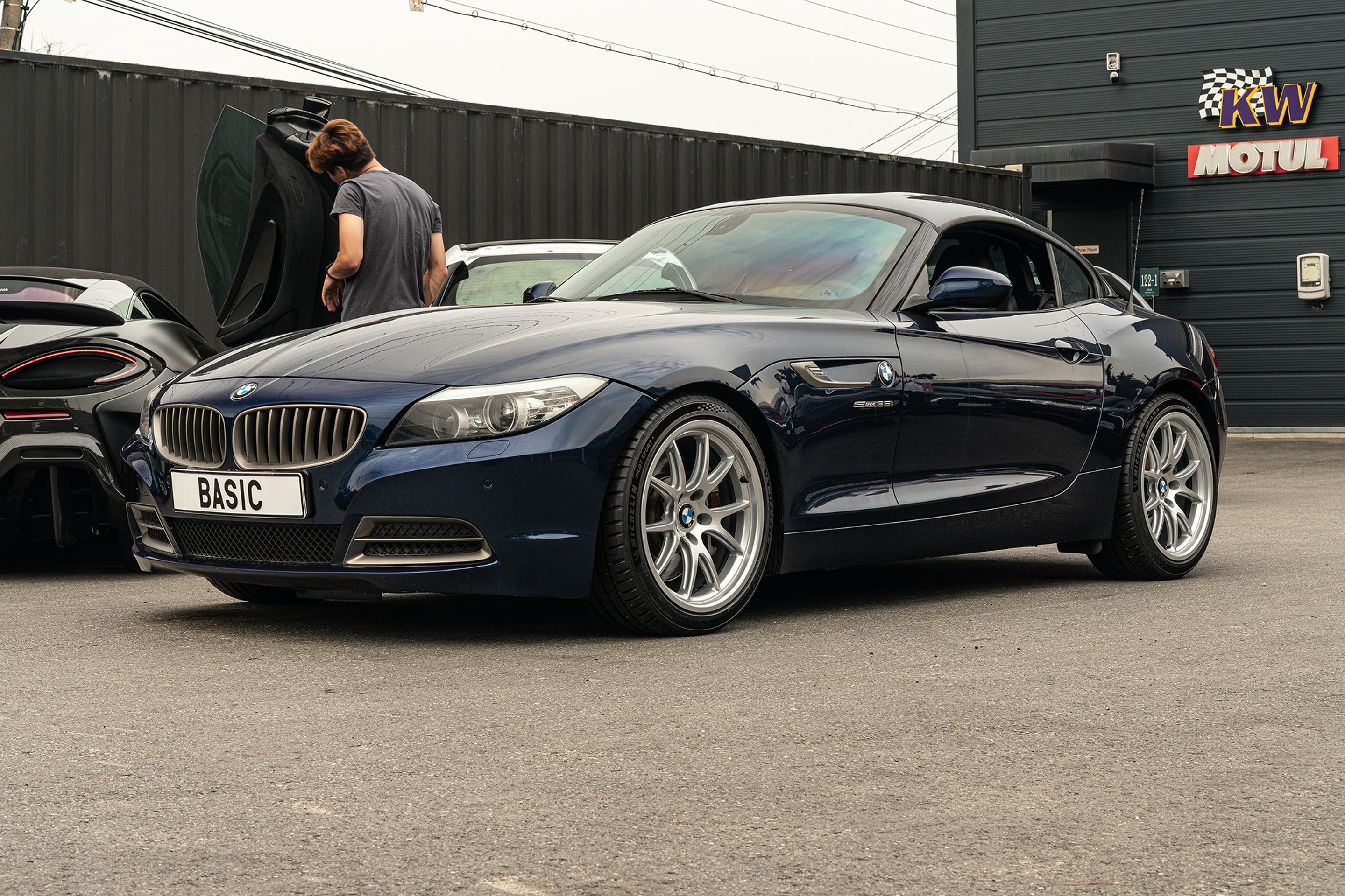 Blue BMW E89 Z4 with 18" FL-5 Apex wheels in Race Silver