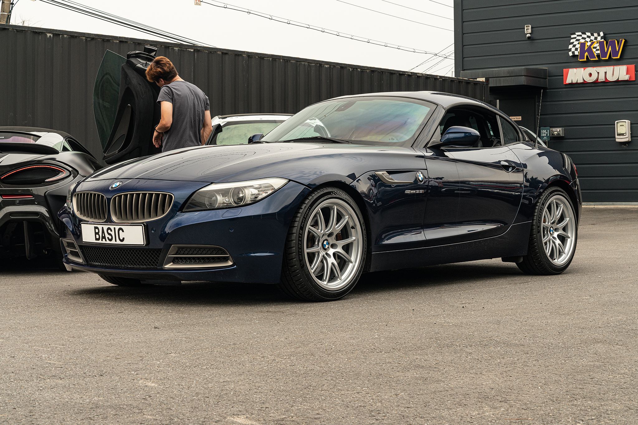 Blue BMW E89 Z4 with 18" FL-5 Apex wheels in Race Silver