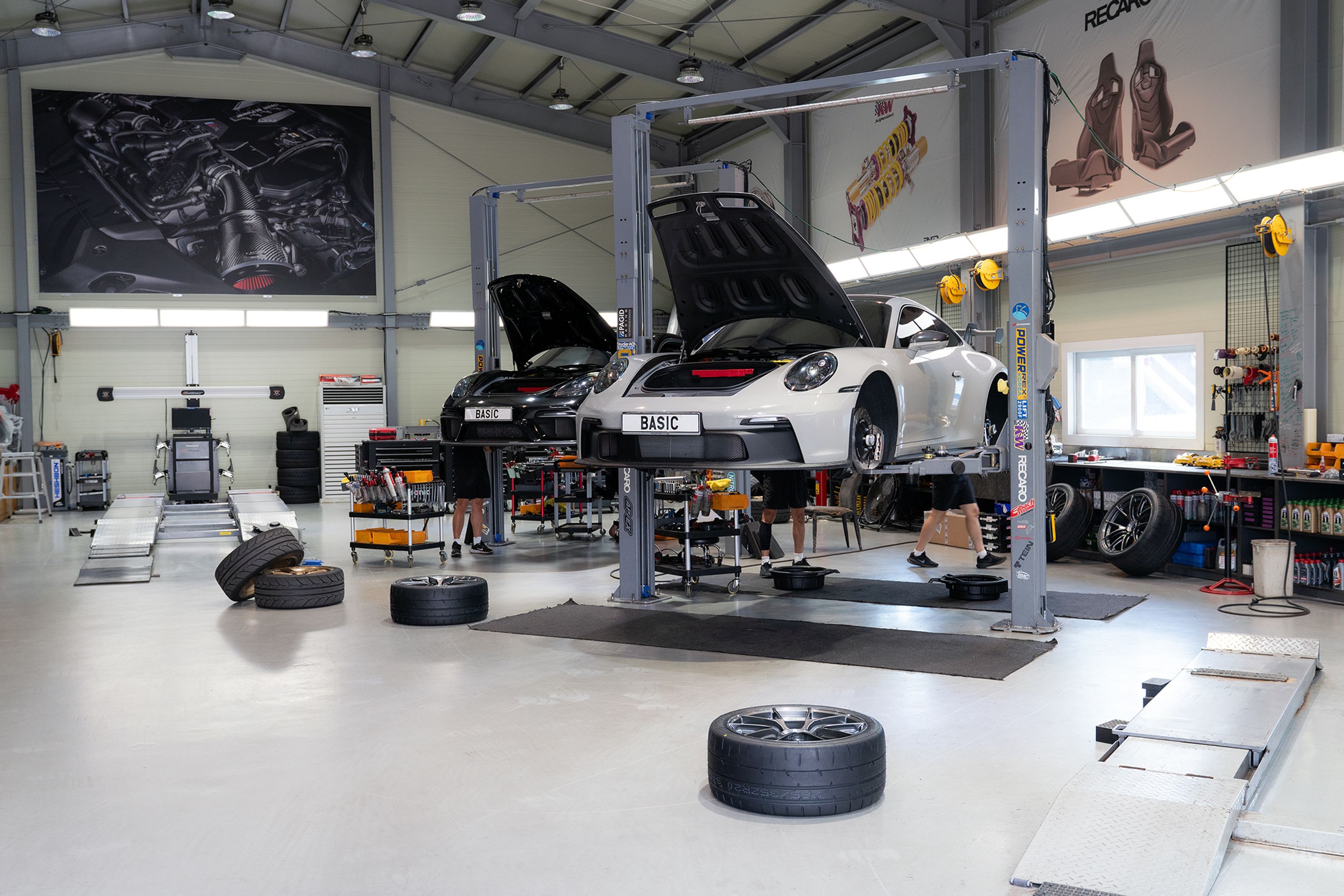 Grey Porsche 911 992.1 GT3 with 20"/21" VS-5RS Apex wheels in Anthracite