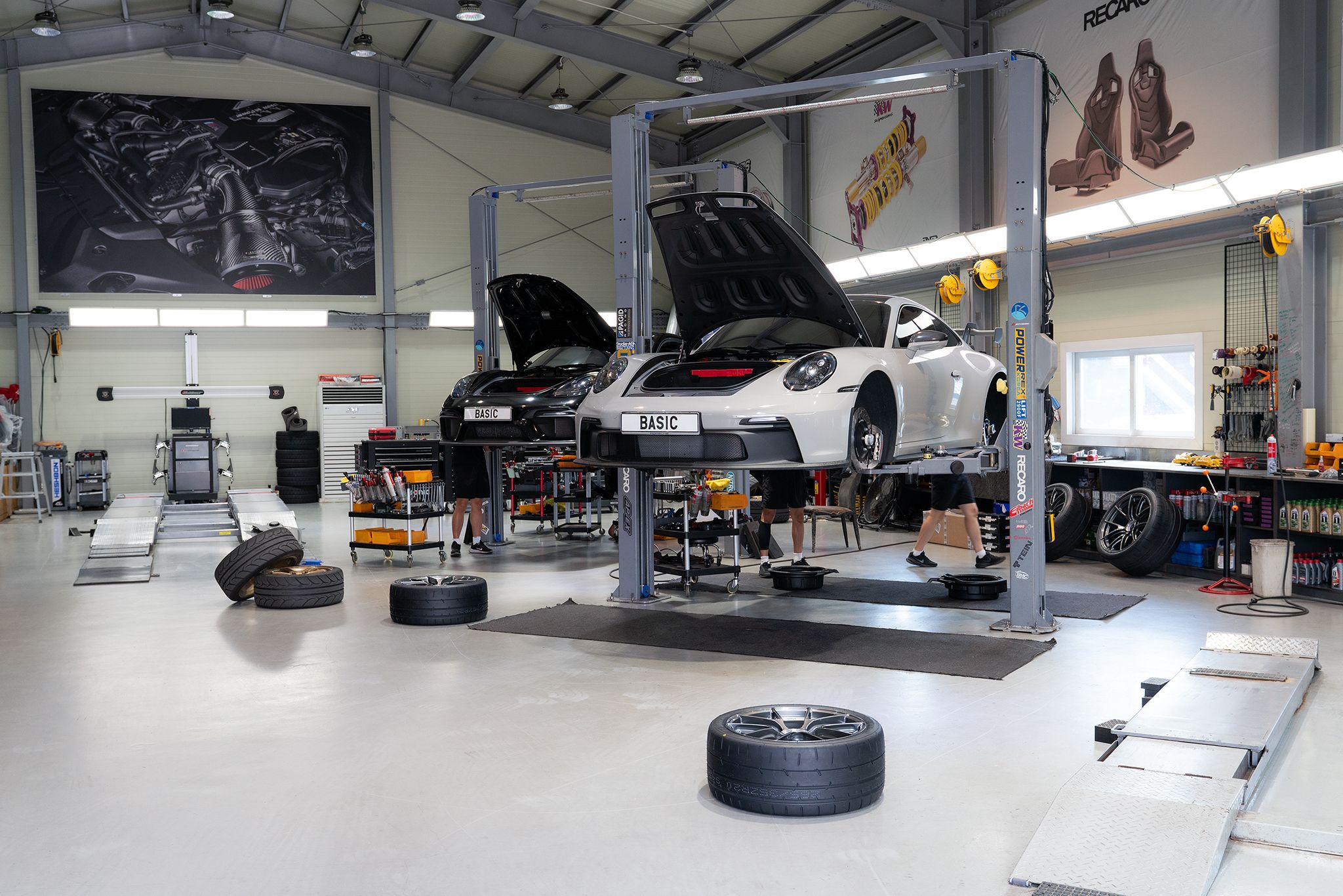 Grey Porsche 911 992.1 GT3 with 20"/21" VS-5RS Apex wheels in Anthracite