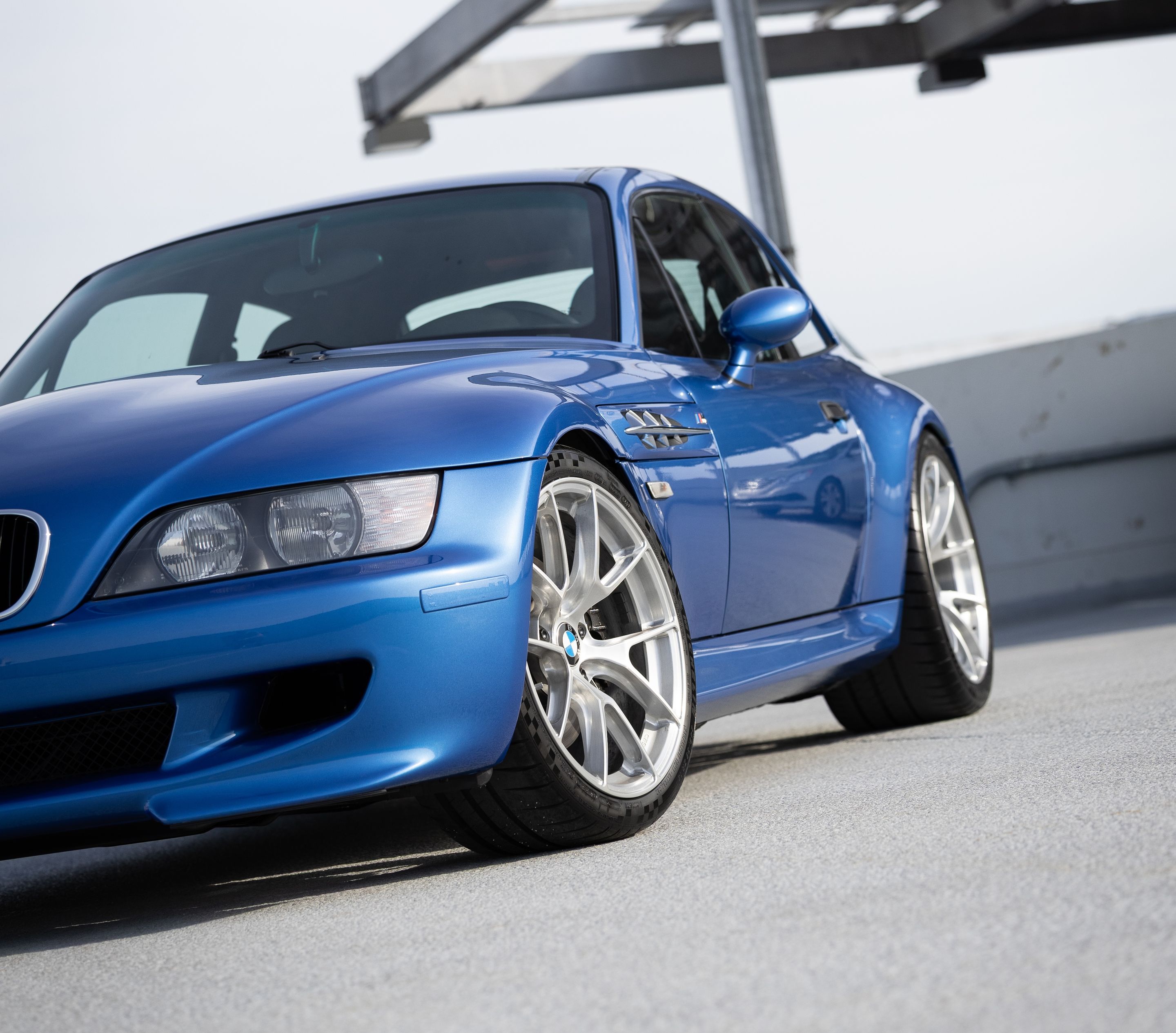 Blue BMW E36/8 Coupe Z3 M with 18" VS-5RS Apex wheels in Brushed Clear