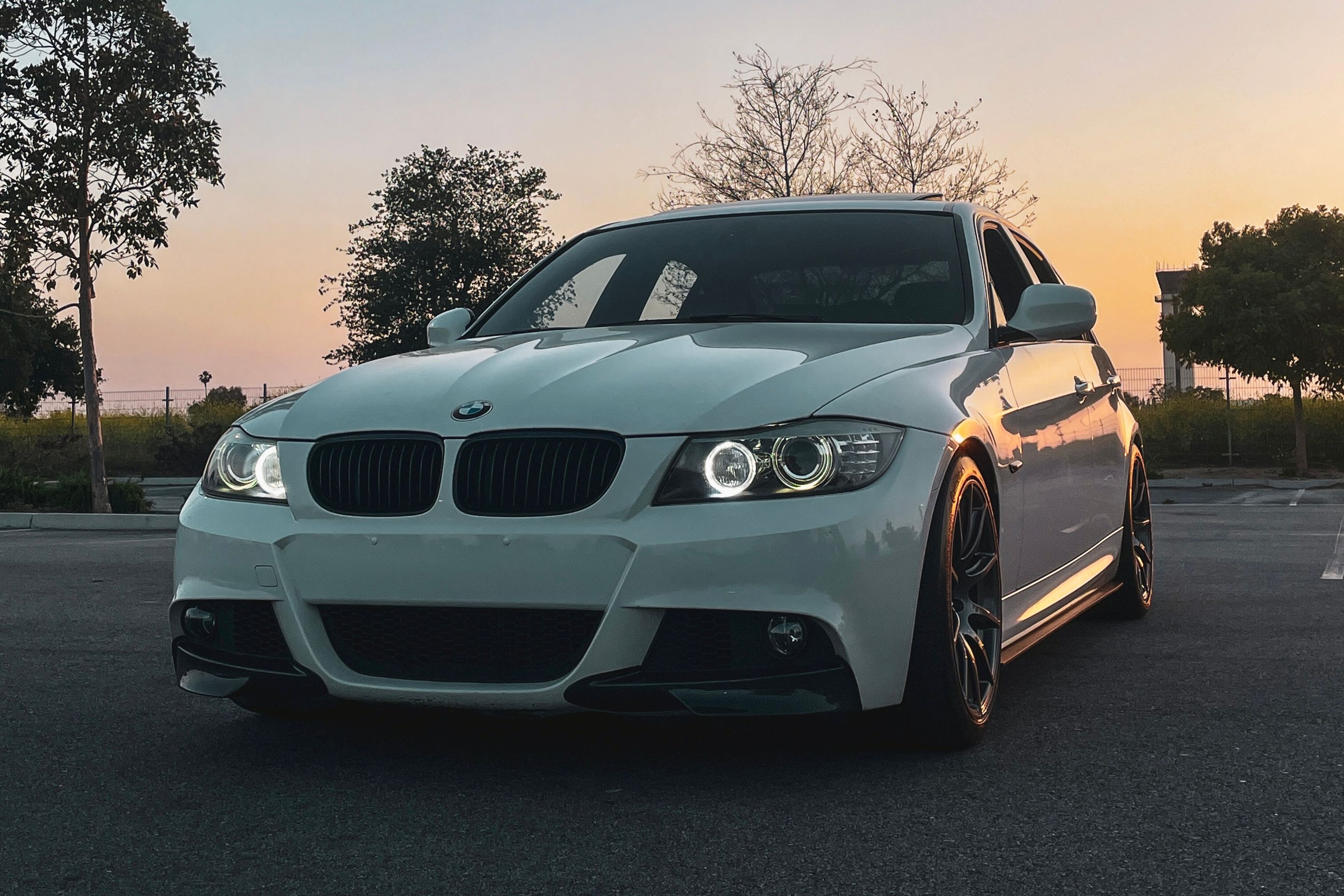 White BMW E90 LCI Sedan 3 Series with 18" SM-10 Apex wheels in Anthracite