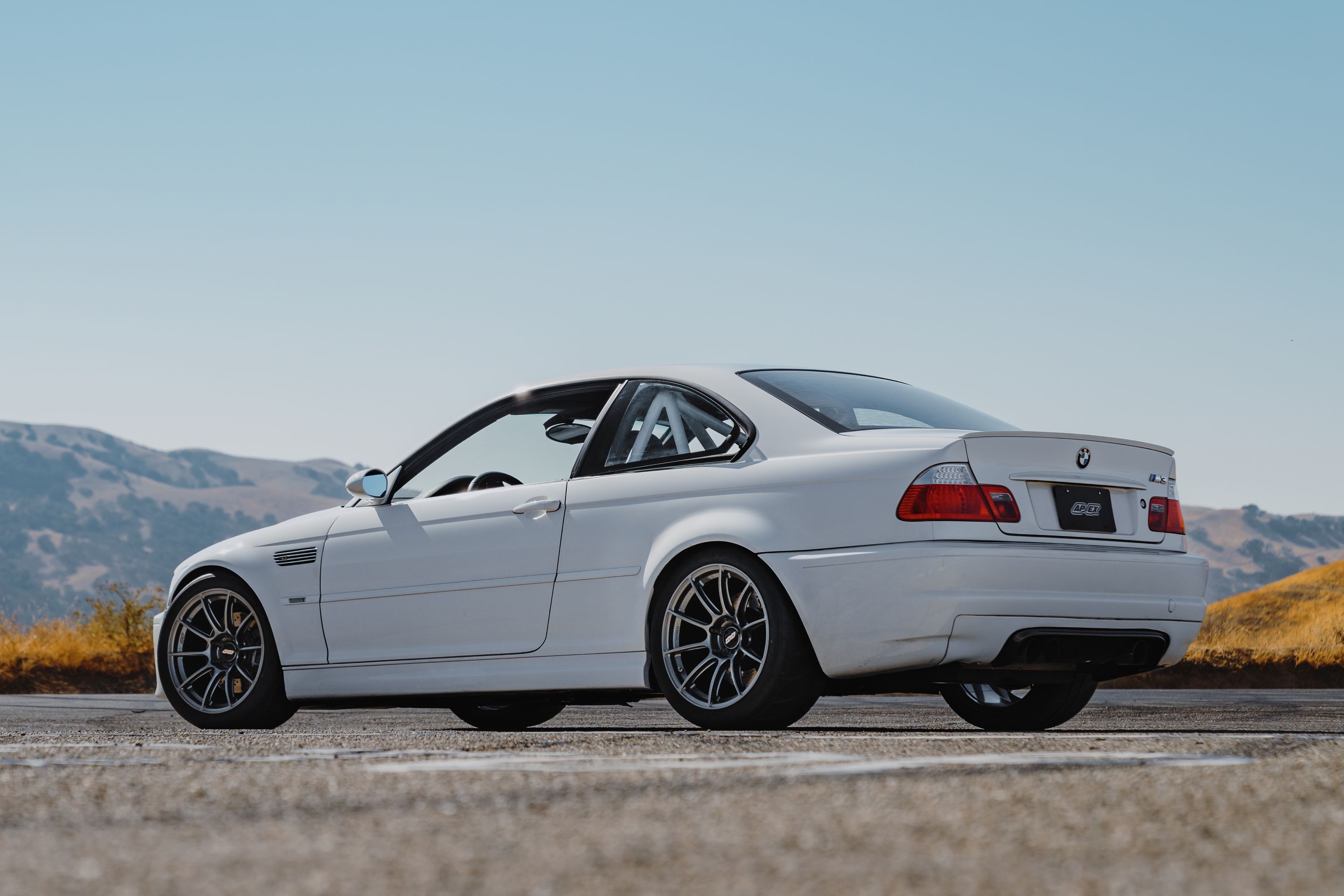 White BMW E46 M3 with 18" SM-10RS Apex wheels in Anthracite