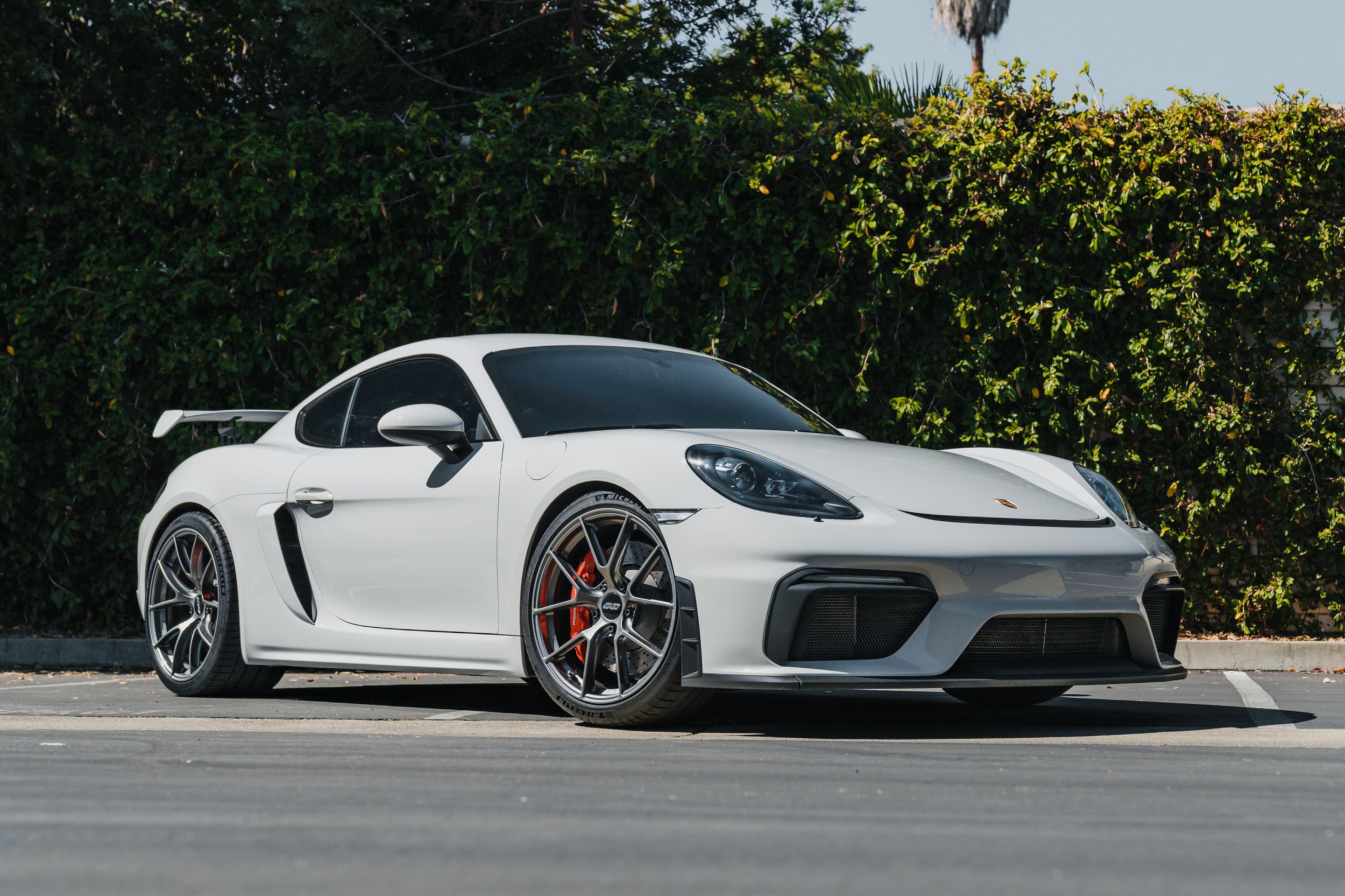 Grey Porsche 718 Cayman GT4 with 20" VS-5RS Apex wheels in Anthracite