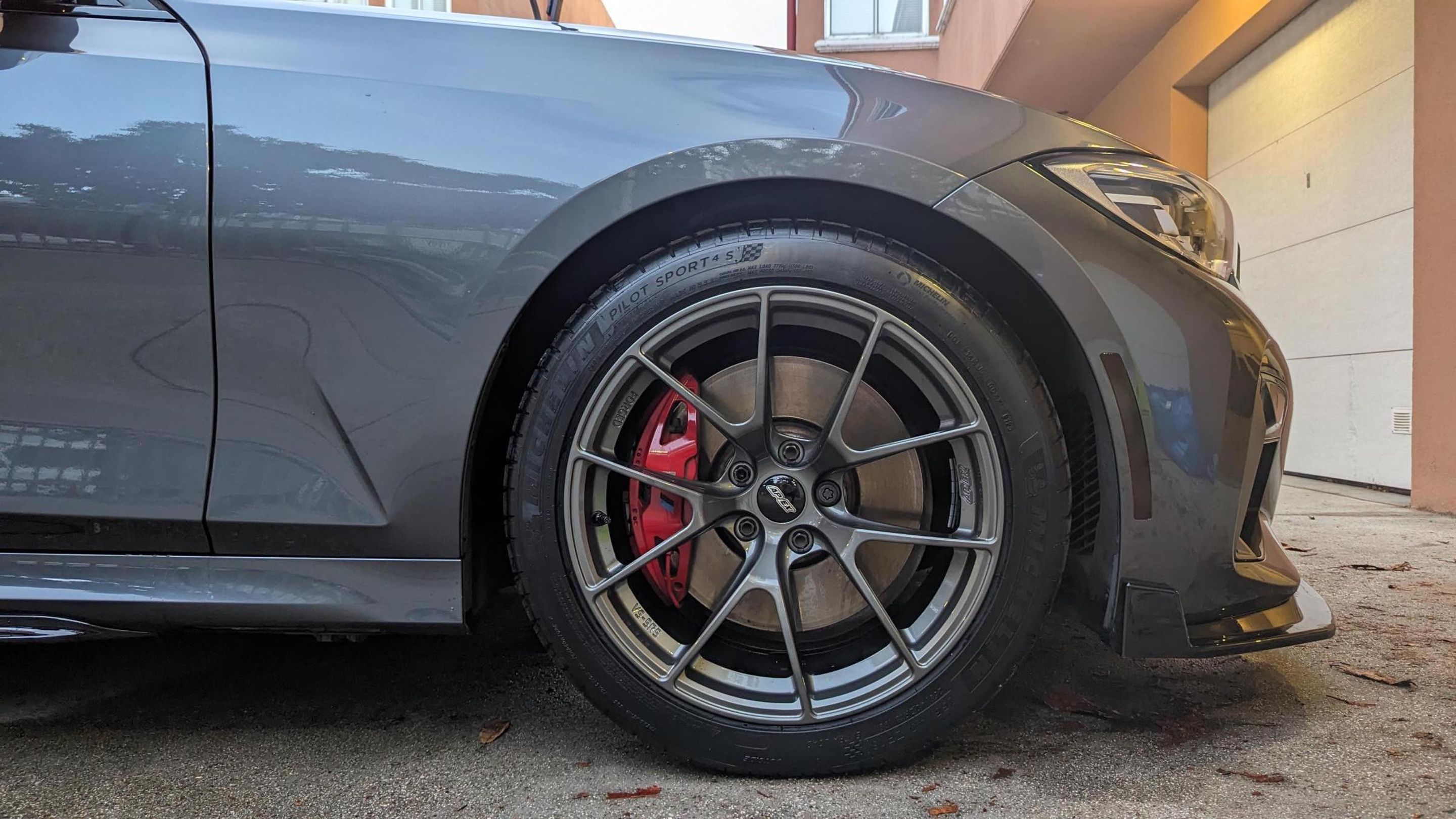 Grey BMW G20 Sedan 3 Series with 18" VS-5RS Apex wheels in Anthracite