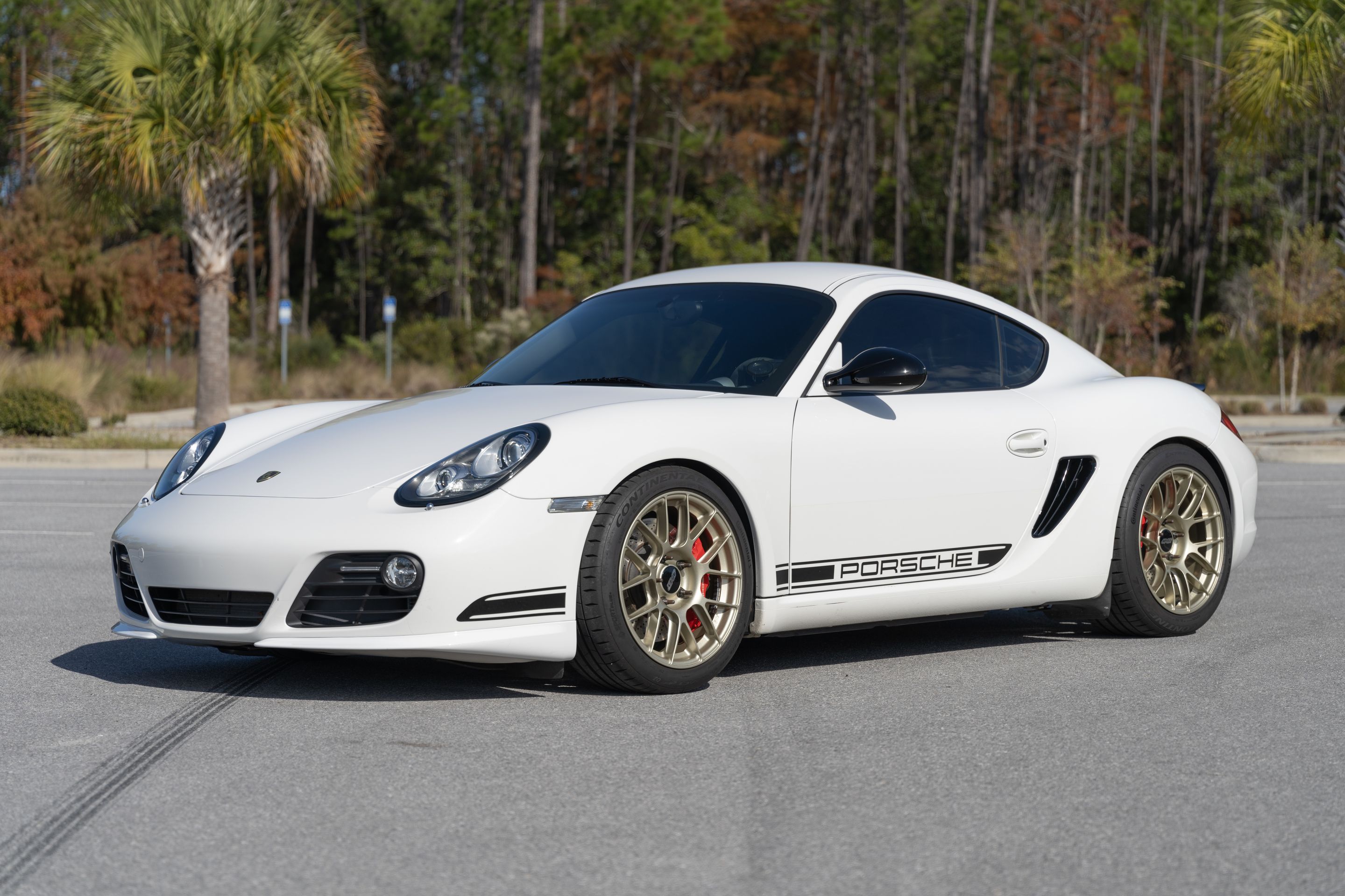 White Porsche 987 Cayman R with 18" EC-7RS Apex wheels in Motorsport Gold