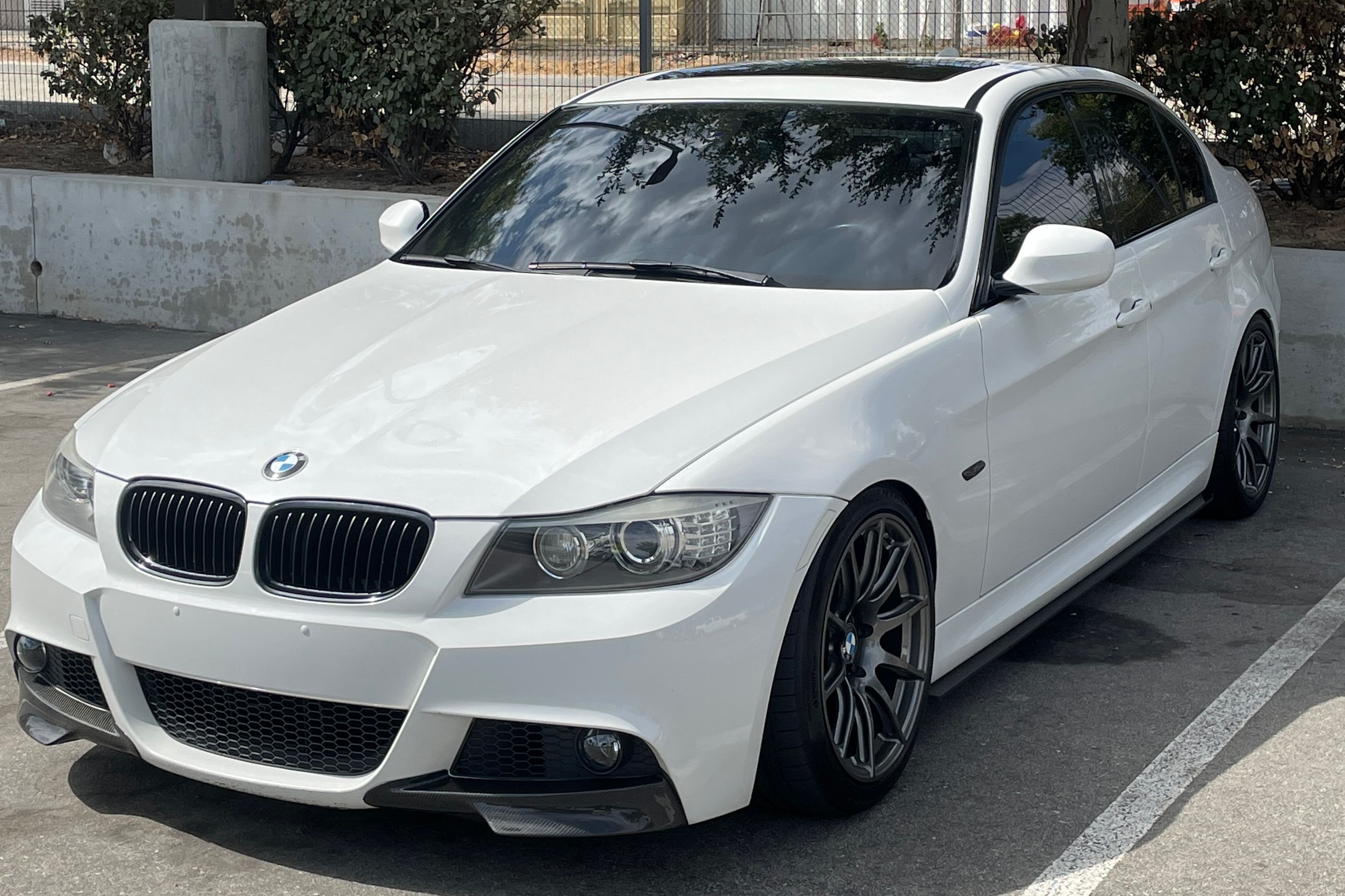 White BMW E90 LCI Sedan 3 Series with 18" SM-10 Apex wheels in Anthracite