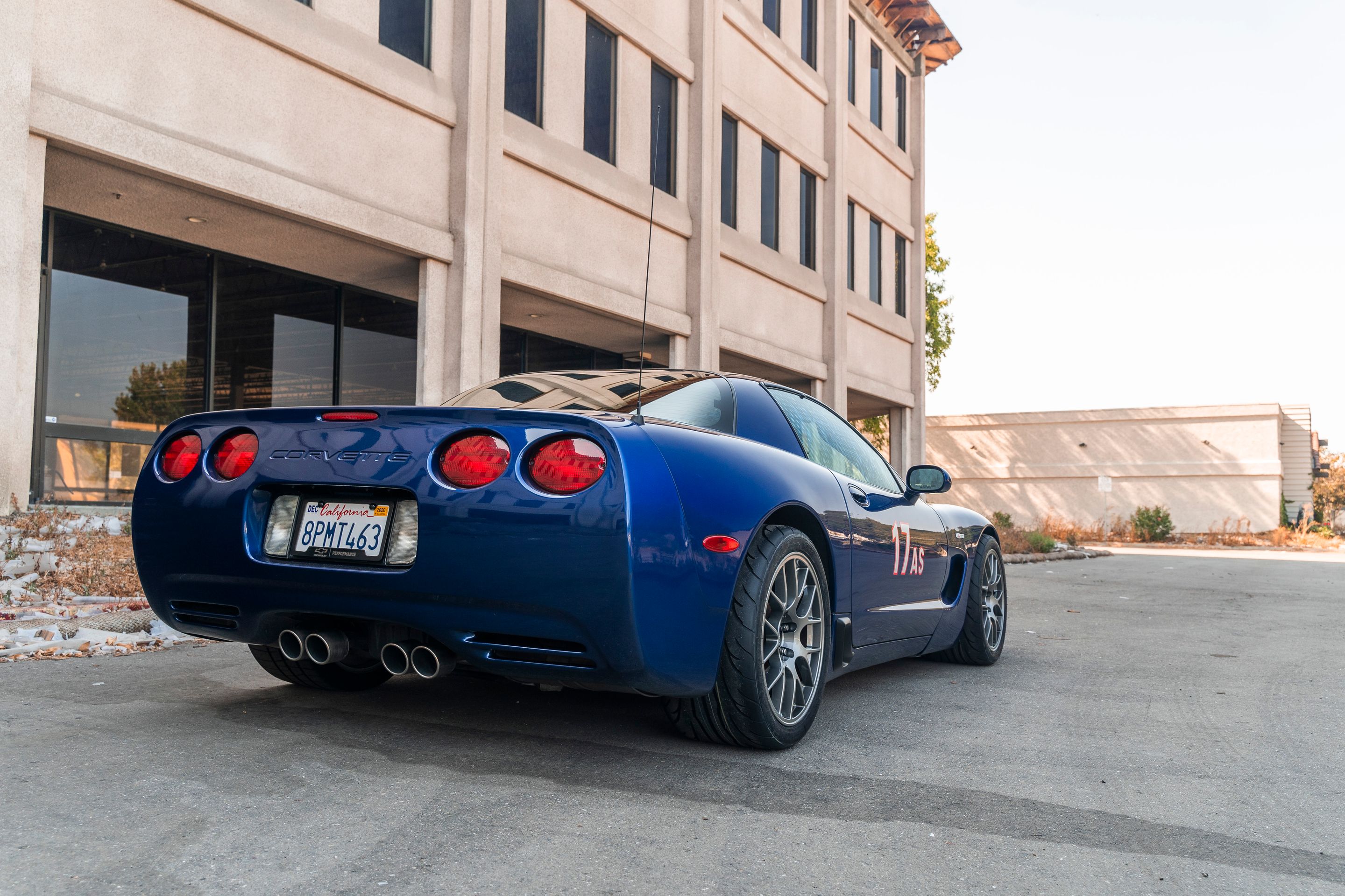 Blue Chevrolet C5 Corvette Z06 with 18" EC-7 Apex wheels in Anthracite