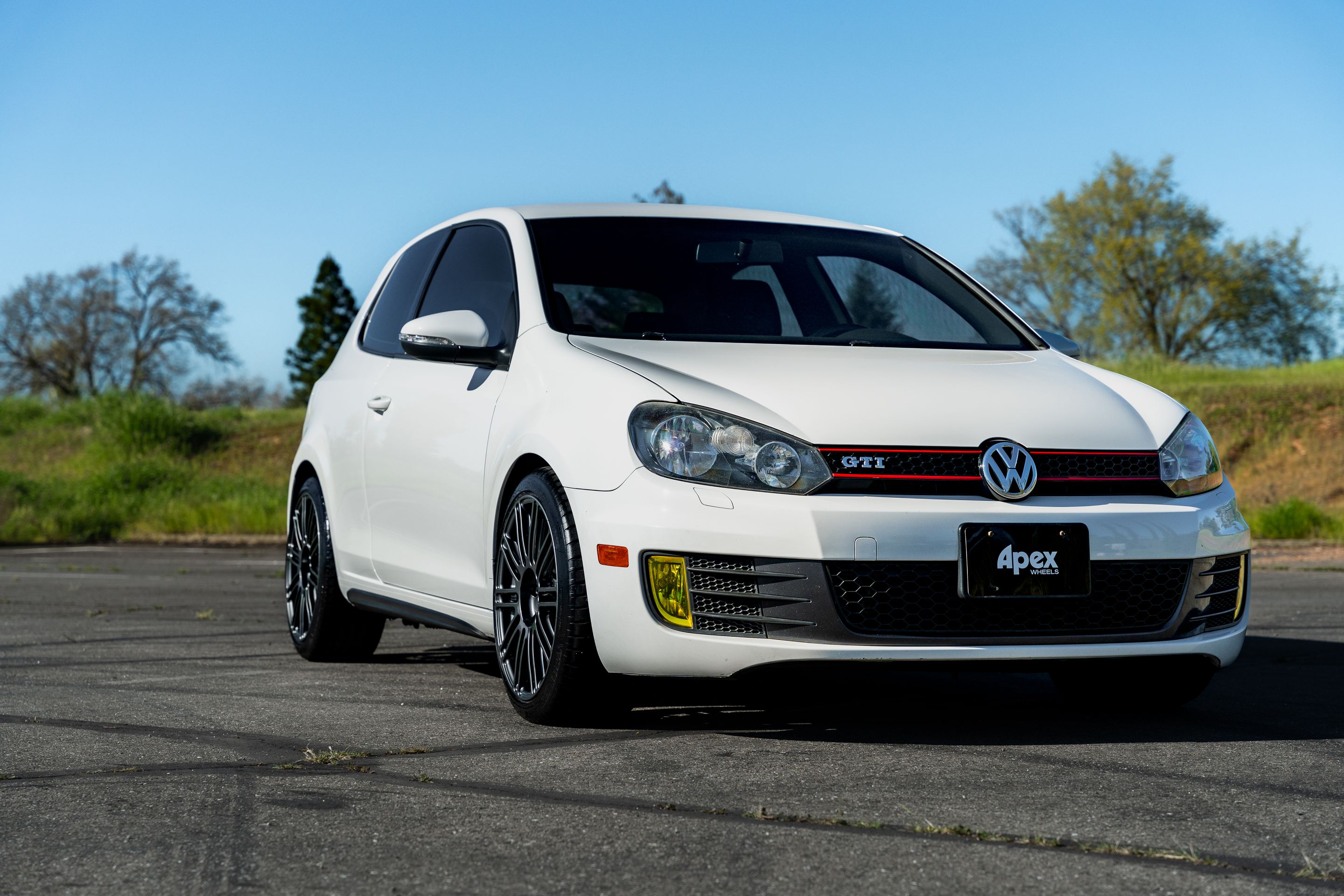 White VW MK6 GTI with 18" TC-10RT Apex wheels in Anthracite