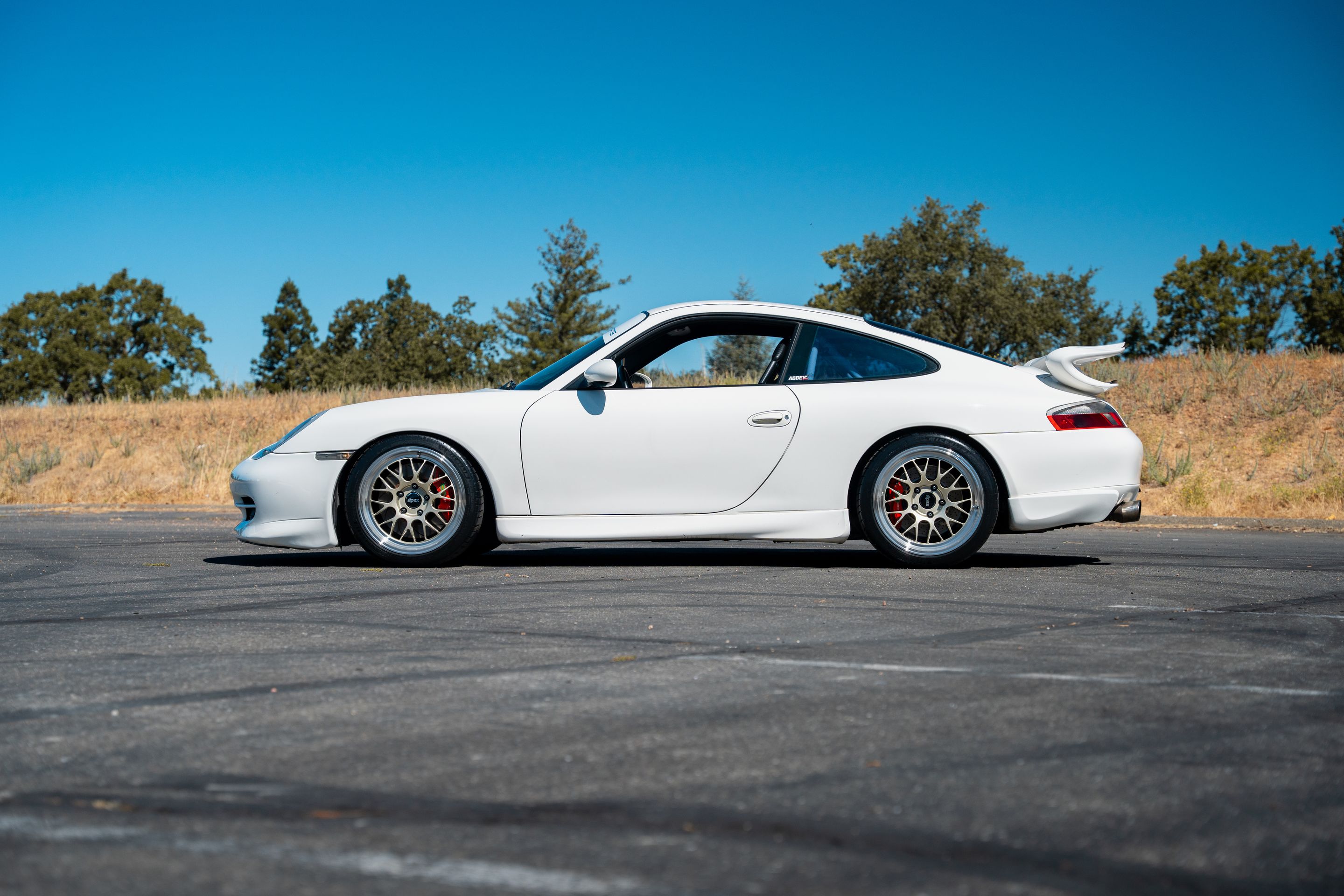 White Porsche 911 996 Carrera with 18" ML-10RT Apex wheels in Machined Lip Gloss Motorsport Gold