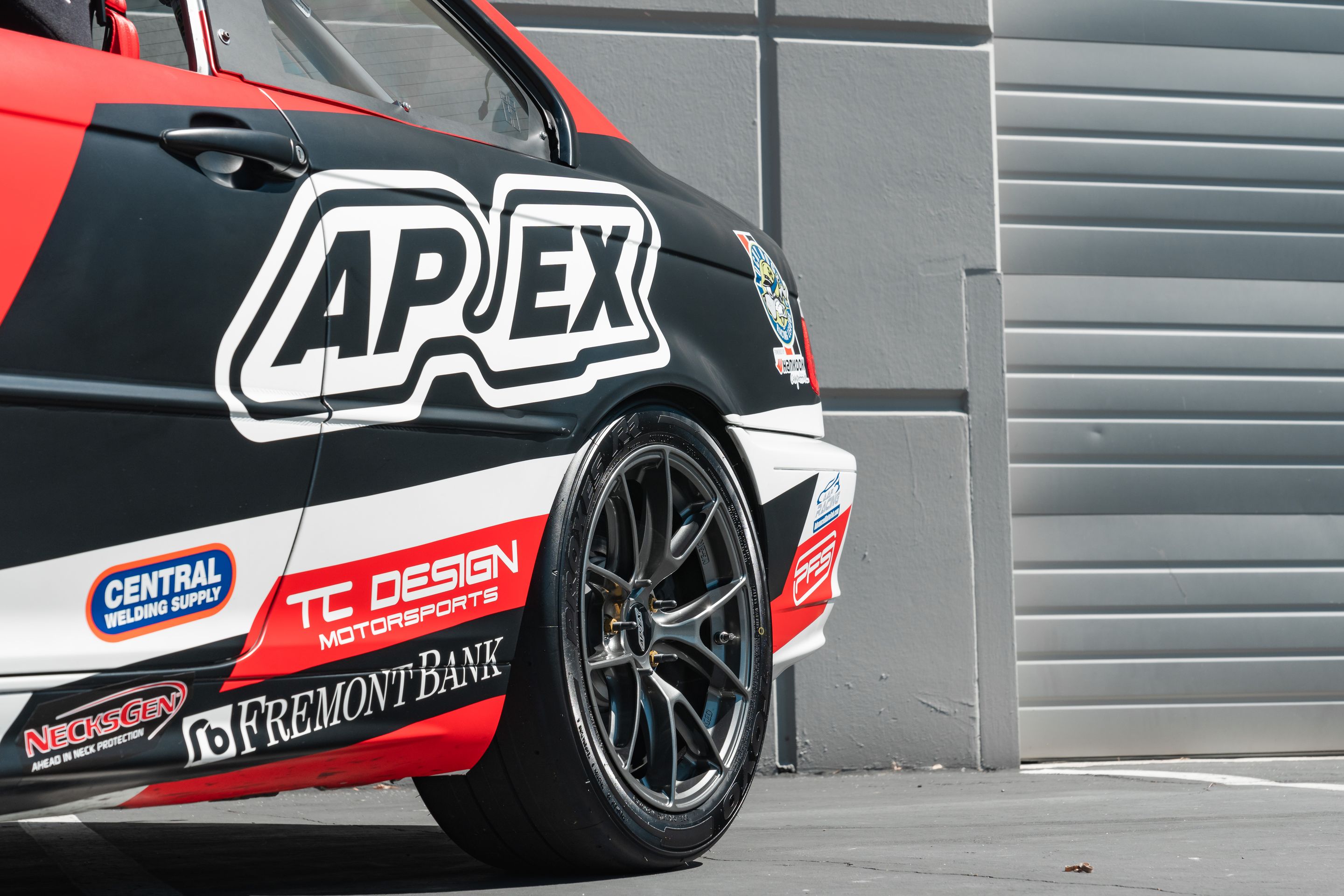 Multicolor BMW Spec E46 with 17" VS-5RS Apex wheels in Anthracite