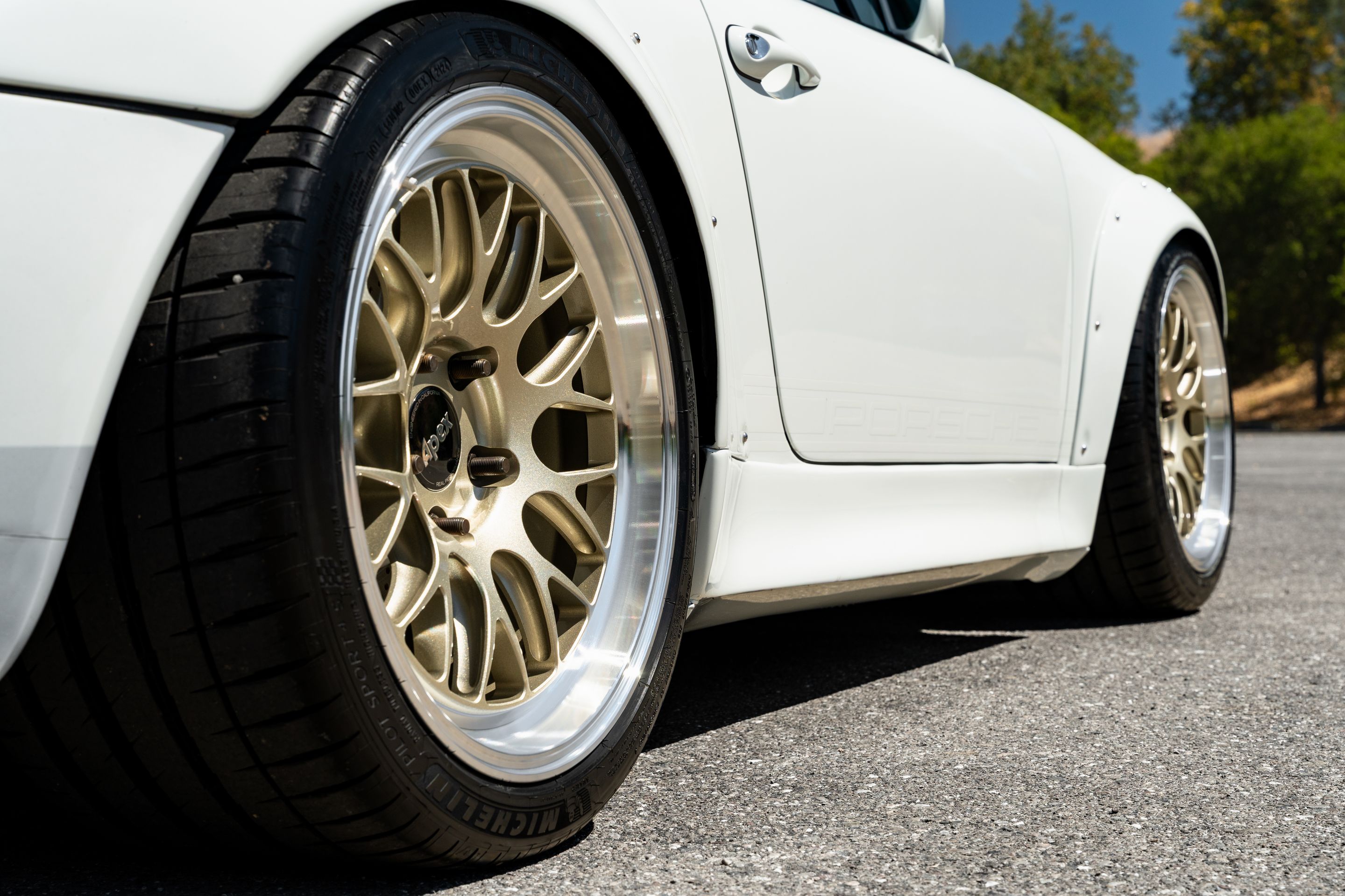 White Porsche 911 993 Carrera with 18" ML-10RT Apex wheels in Machined Lip Gloss Motorsport Gold