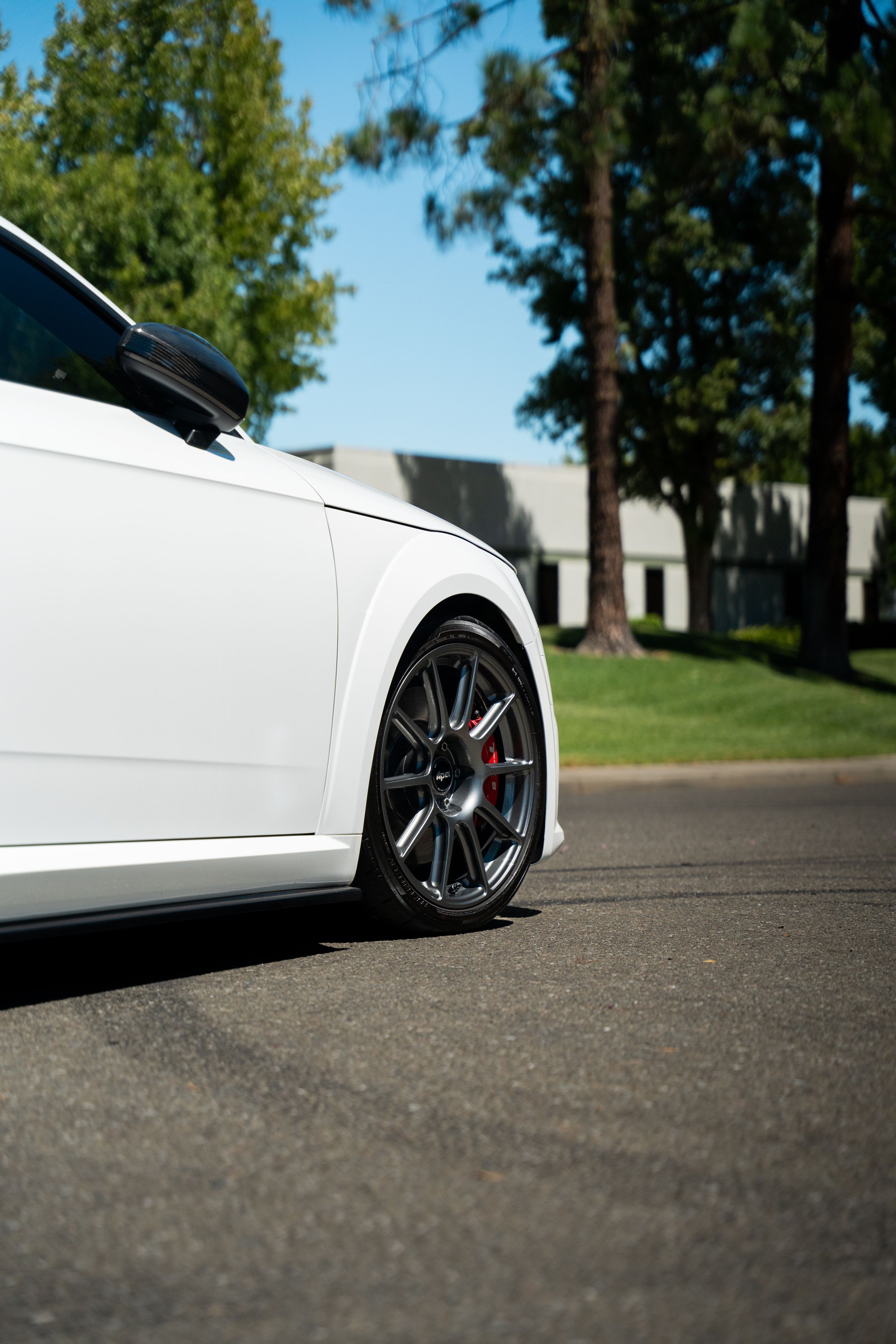 White Audi 8S TTS with 18" SM-10 Apex wheels in Anthracite