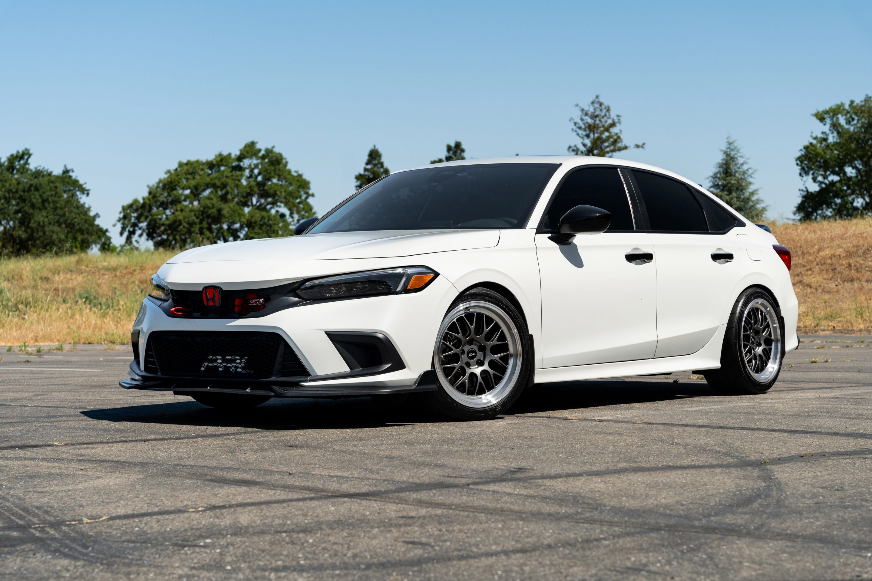 White Honda 11th Gen Civic with 18" ML-10RT Apex wheels in Machined Lip Anthracite
