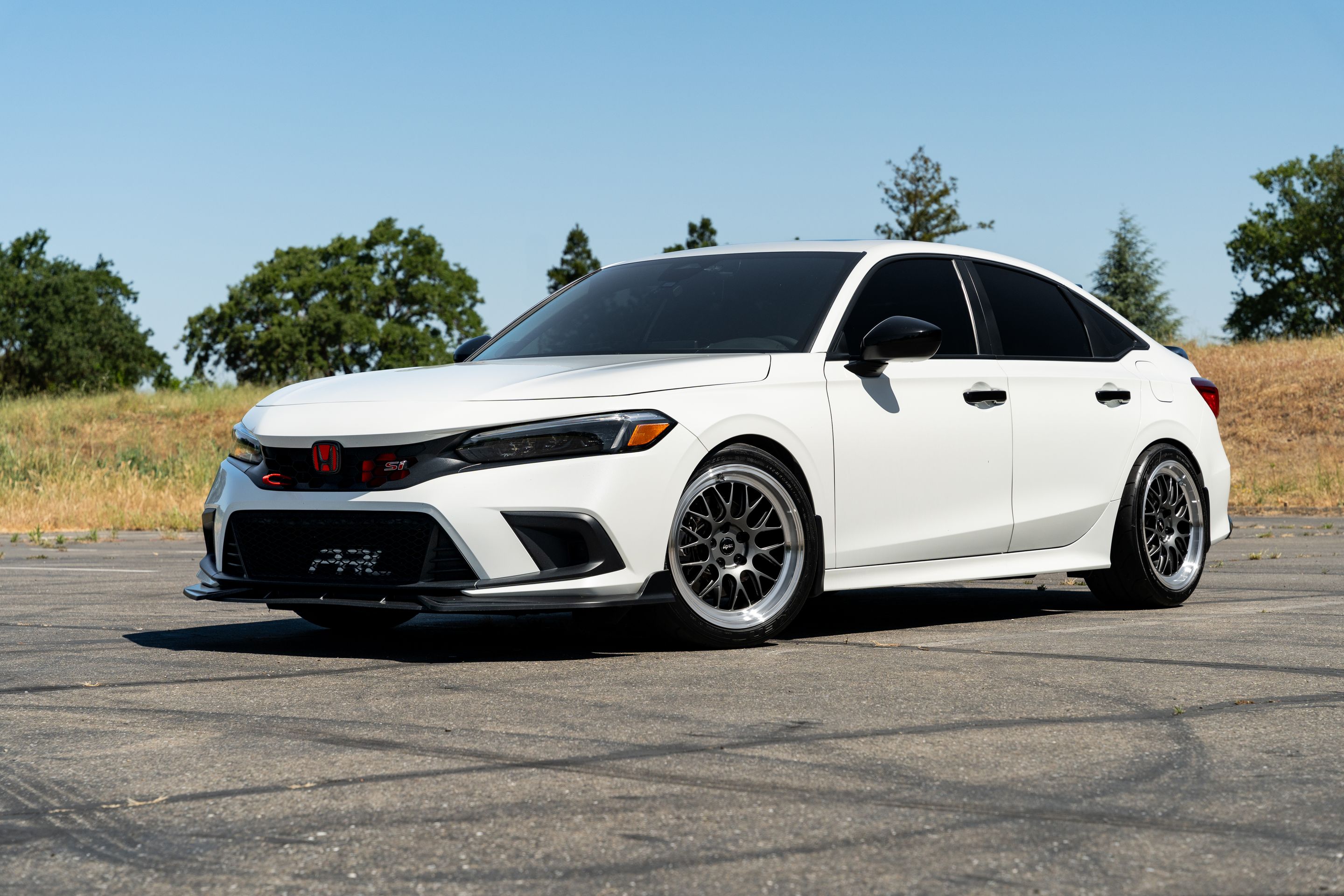 White Honda 11th Gen Civic with 18" ML-10RT Apex wheels in Machined Lip Anthracite