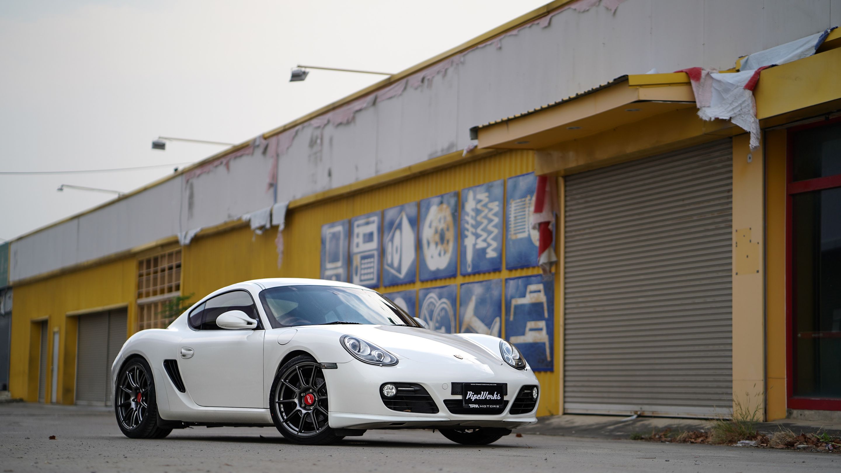 White Porsche 987 Cayman Base with 19" SM-10 Apex wheels in Anthracite