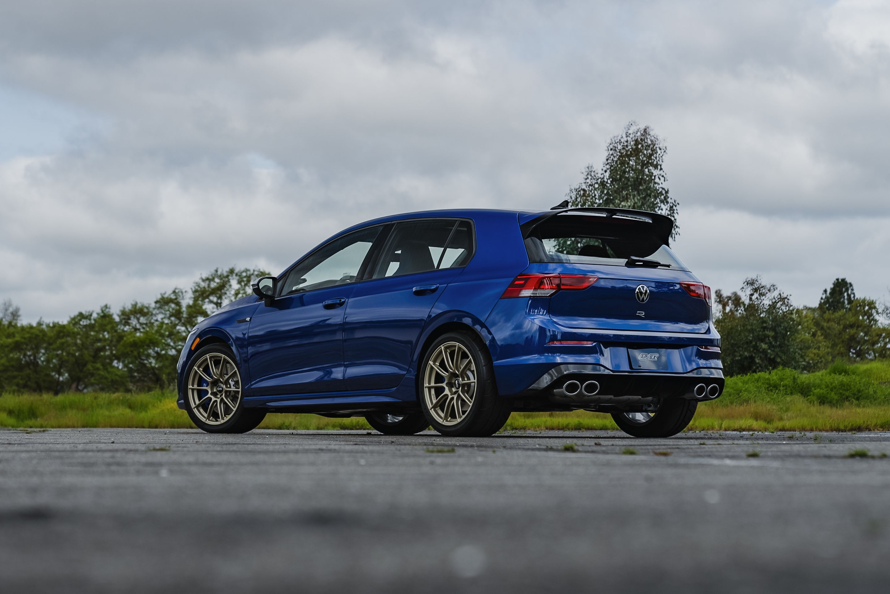 Blue VW MK8 Golf R with 18" SM-10RS Apex wheels in Motorsport Gold