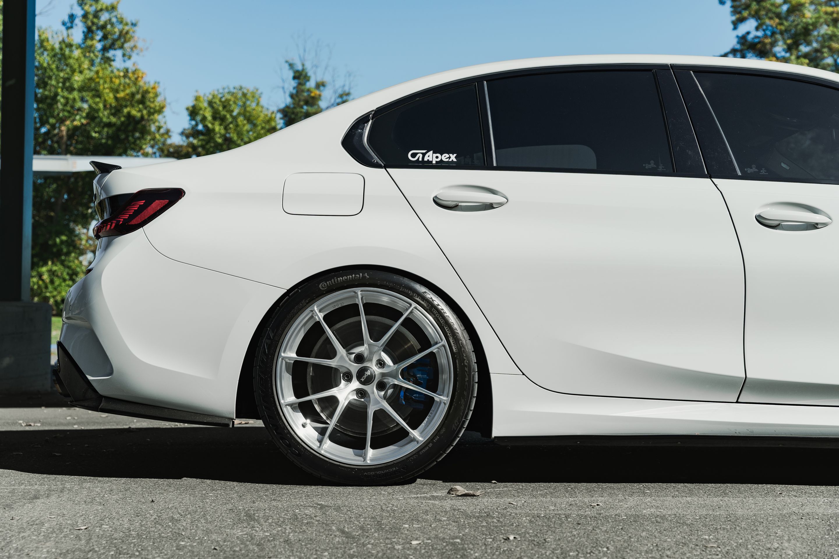 White BMW G20 Sedan 3 Series with 19" VS-5RS Apex wheels in Brushed Clear