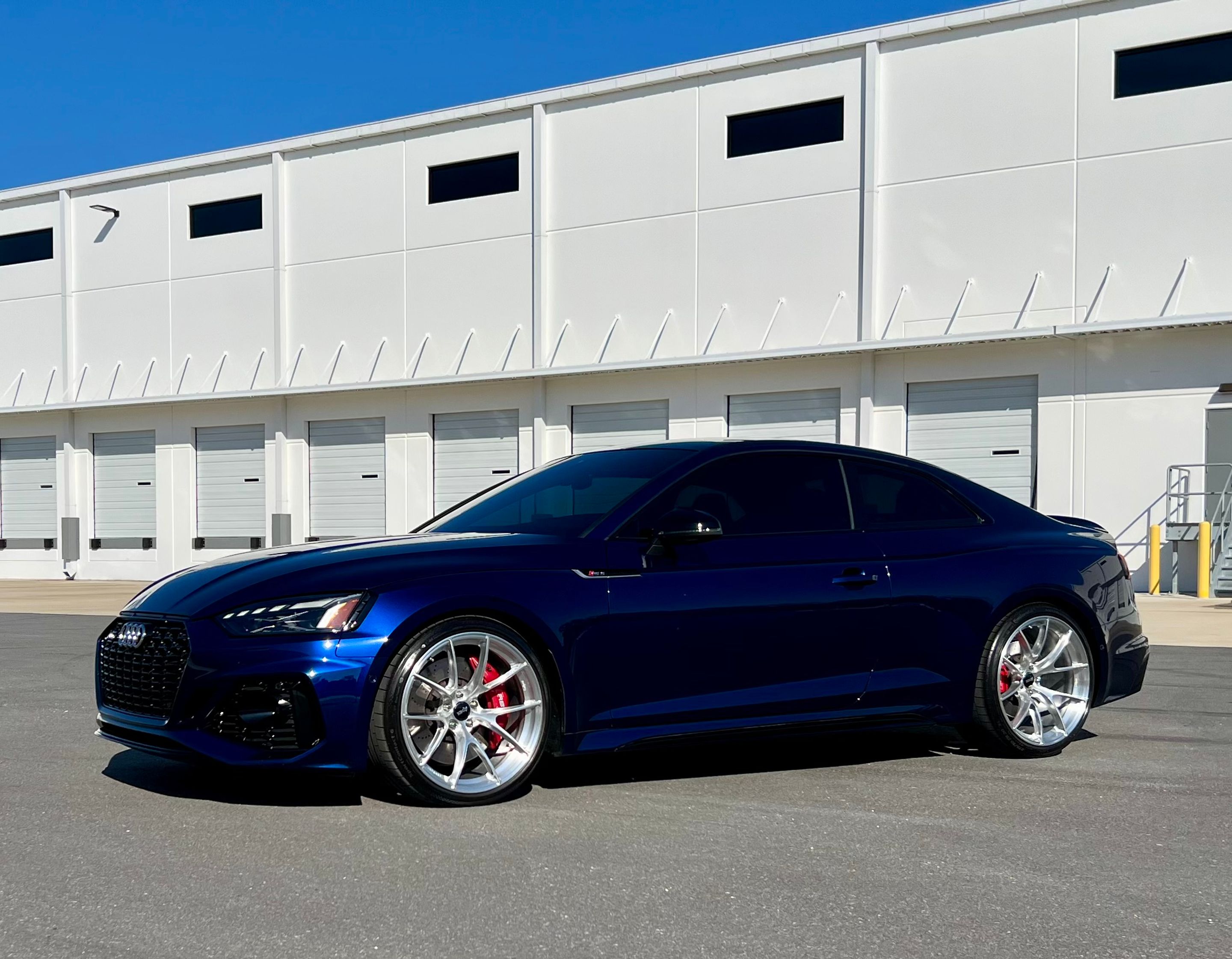Blue Audi B9 RS 5 Coupe with 20" VS-5RS Apex wheels in Brushed Clear