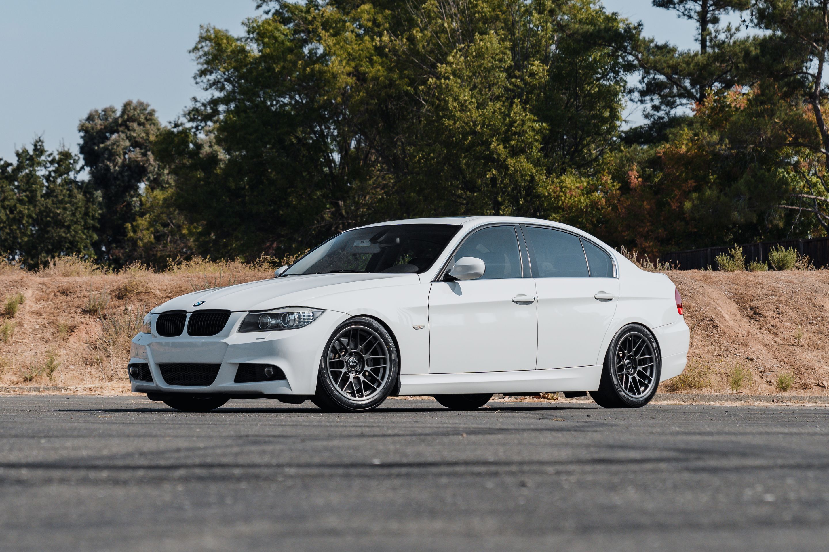 White BMW E90 LCI Sedan 3 Series with 17" ARC-8RT Apex wheels in Anthracite