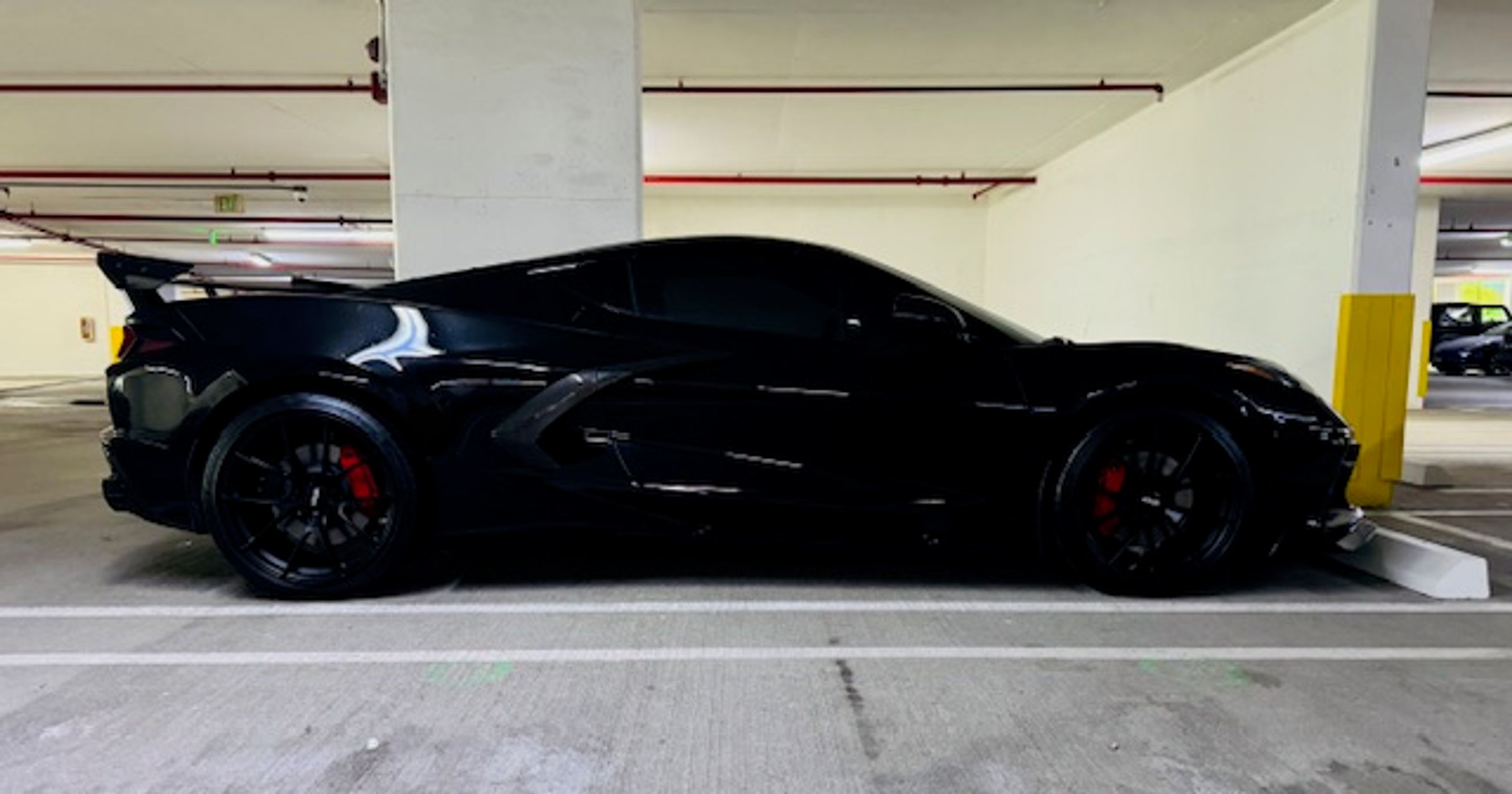 Black Chevrolet C8 Corvette Z06 with 20"/21" VS-5RS Apex wheels in Satin Black