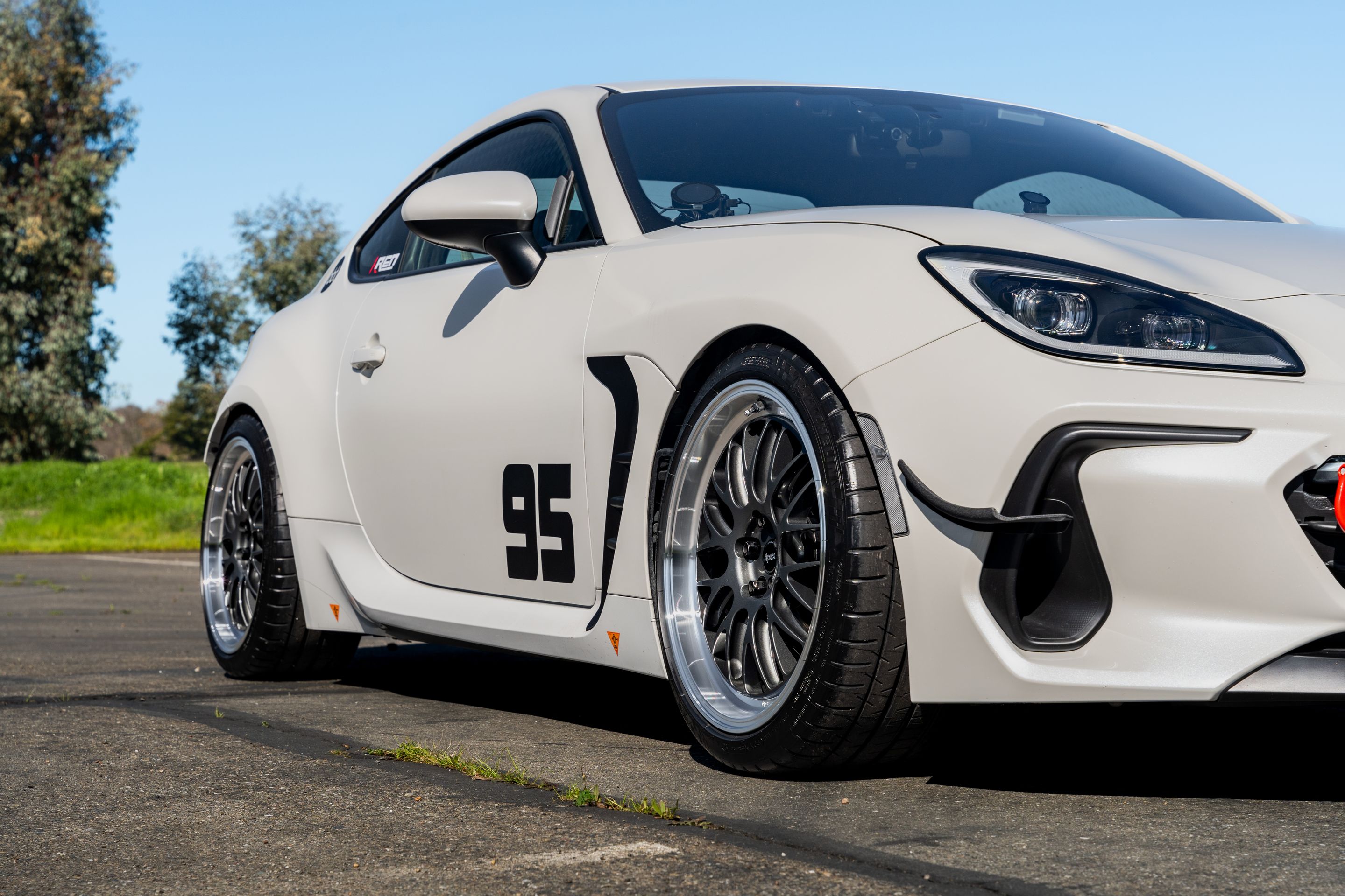 White Subaru ZD8 / Gen 2 BRZ with 18" ML-10RT Apex wheels in Machined Lip Anthracite
