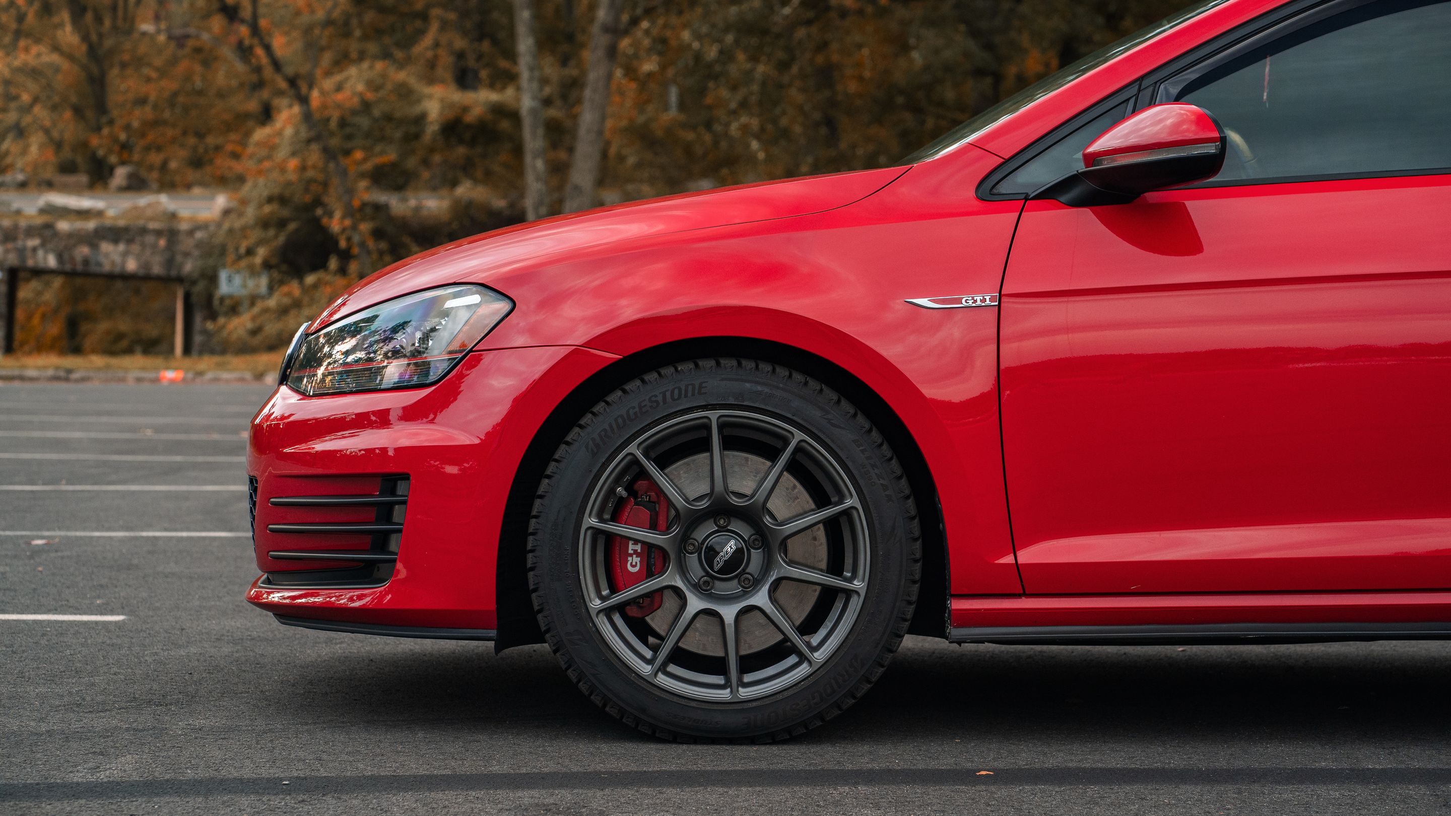 Red VW MK7 GTI with 17" SM-10 Apex wheels in Anthracite
