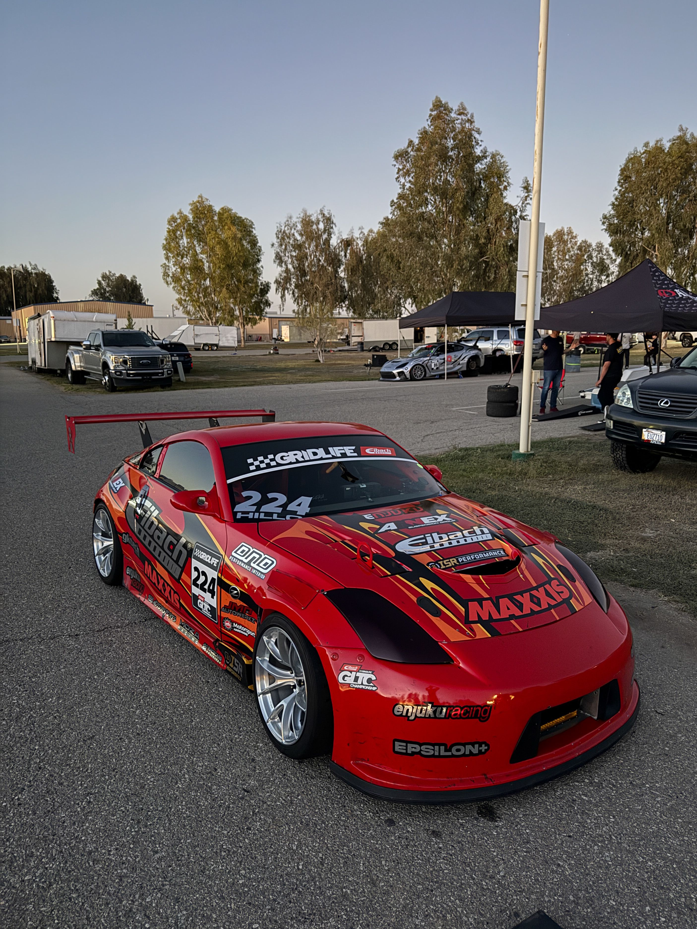 Race Livery Nissan 350Z with 18" VS-5RS Apex wheels in Brushed Clear