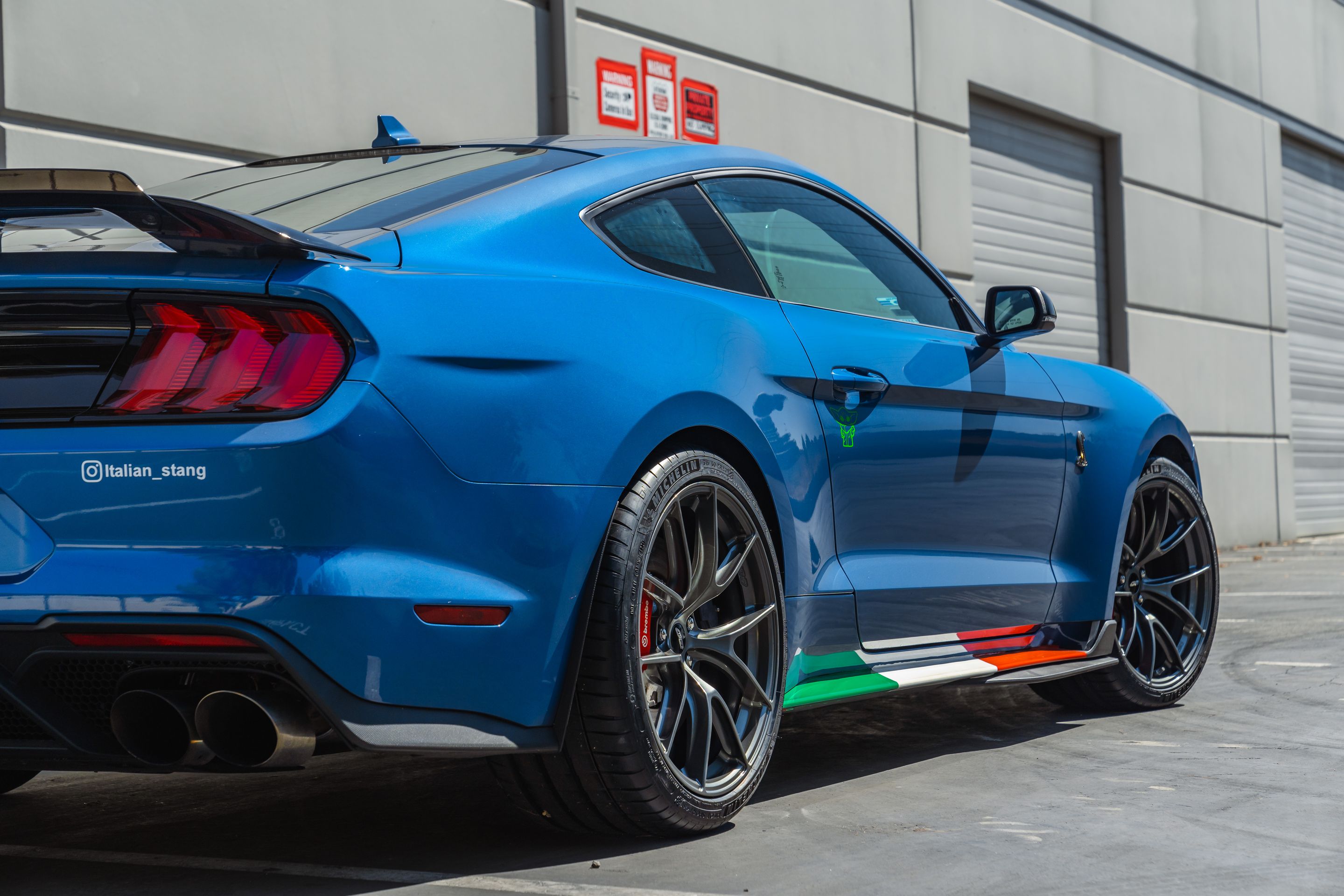 Blue Ford S550 Mustang GT500 with 20" VS-5RS Apex wheels in Anthracite