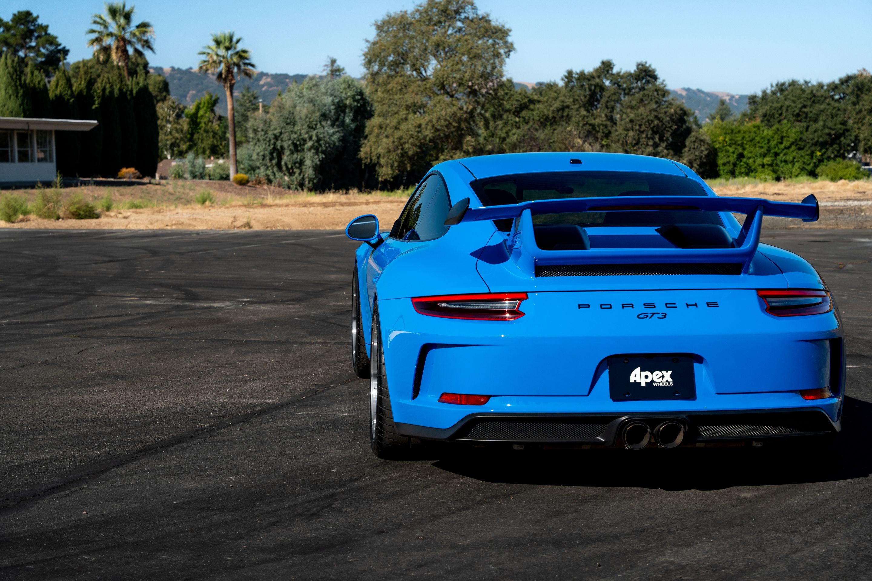 Blue Porsche 911 991.2 GT3 with 19" ML-10RT Apex wheels in Machined Lip Gloss Motorsport Gold