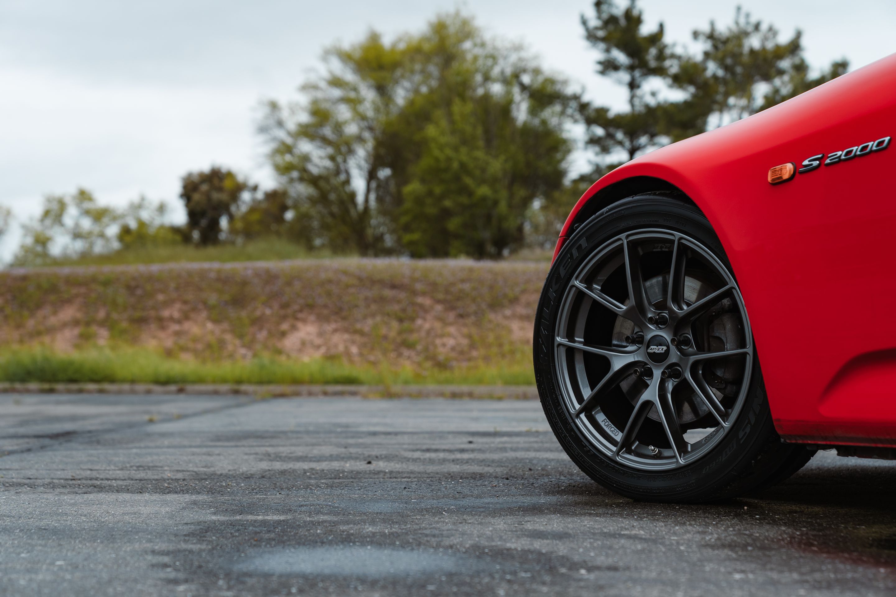 Red Honda S2000 with 17" VS-5RS Apex wheels in Anthracite