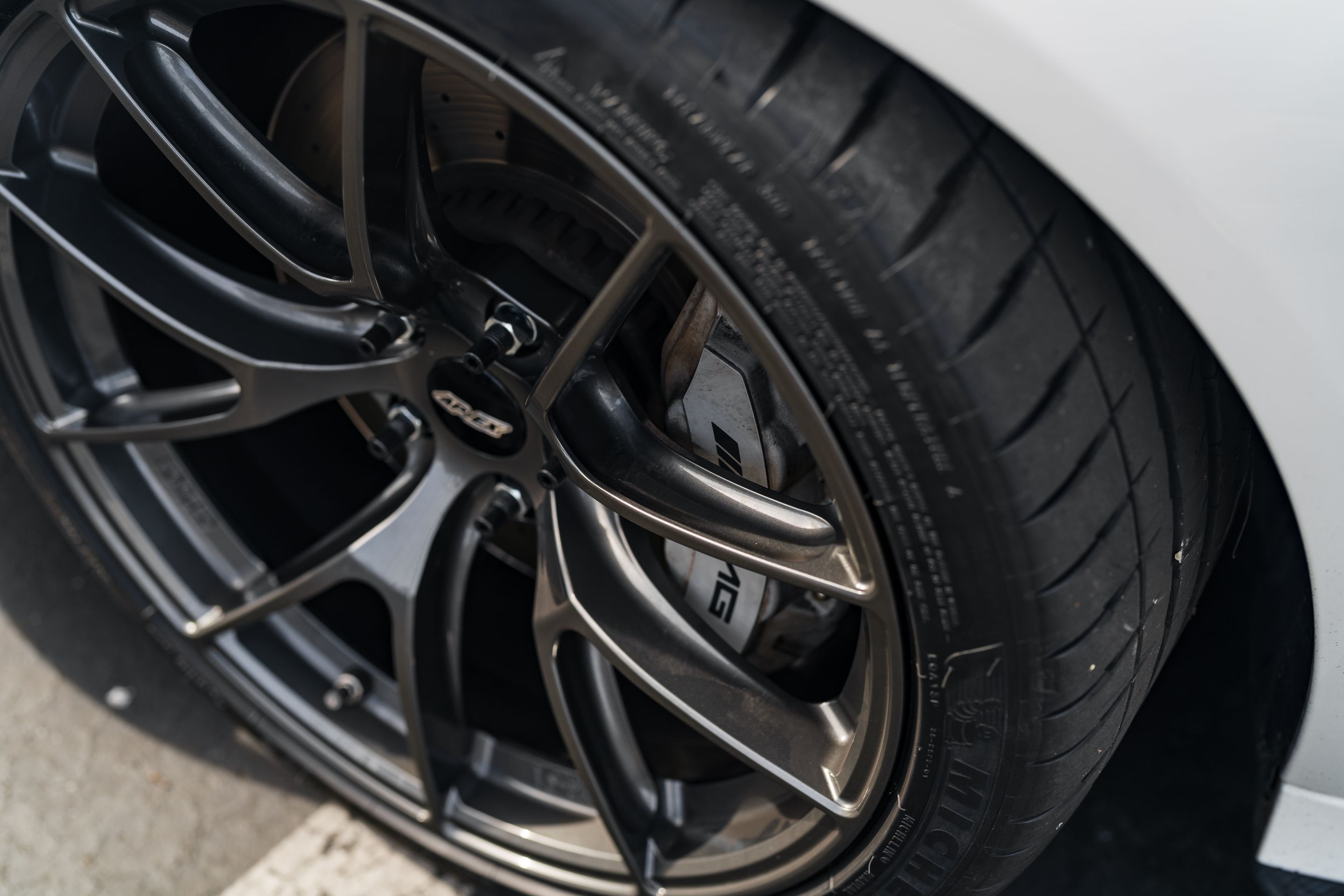 White Mercedes-Benz BR205 C-Class AMG with 19" VS-5RS Apex wheels in Anthracite