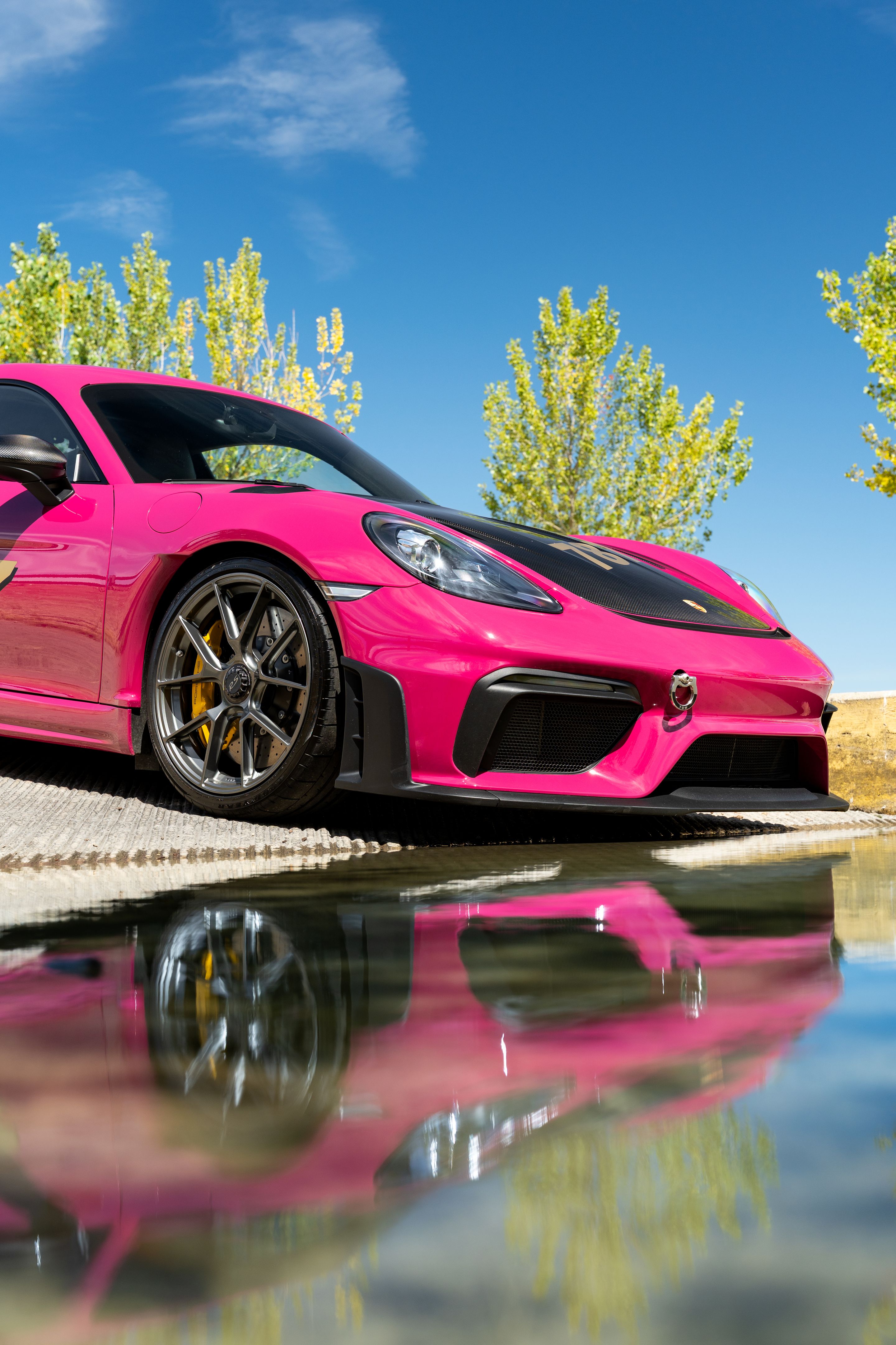 Pink Porsche 718 Cayman GT4 RS with 20" VS-5RS Apex wheels in Anthracite