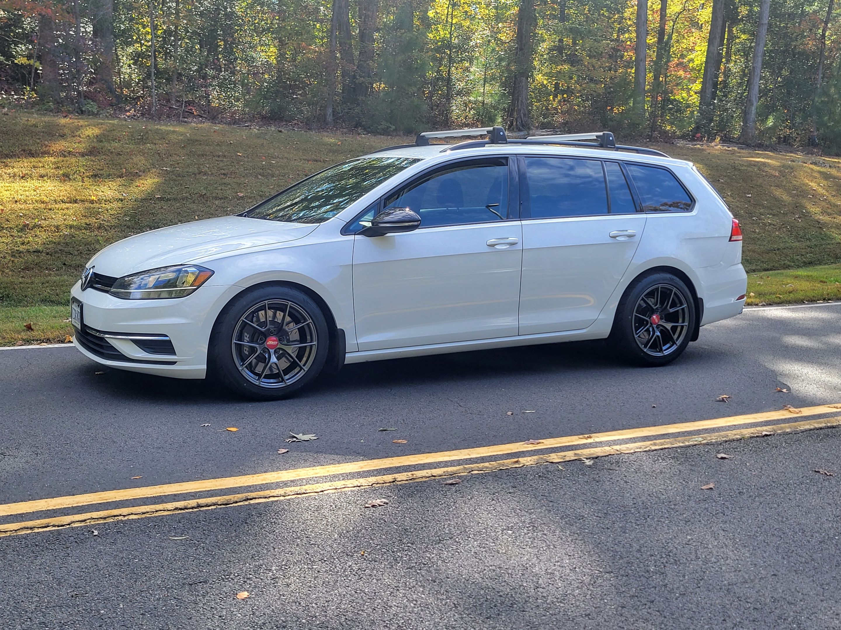 White VW MK7 Alltrack/SportWagen Golf SportWagen with 17" VS-5RS Apex wheels in Anthracite