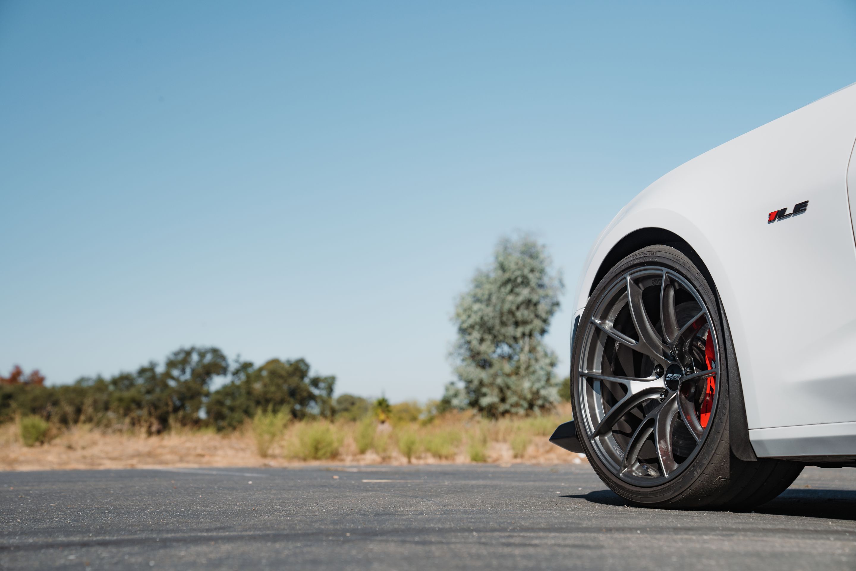 White Chevrolet 6th Gen Camaro SS 1LE with 20" VS-5RS Apex wheels in Anthracite