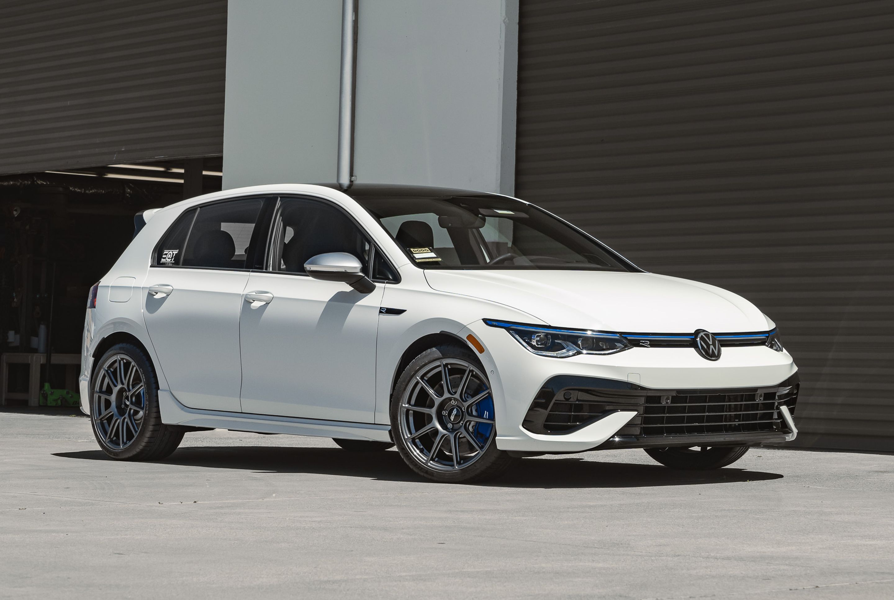White VW MK8 Golf R with 18" SM-10 Apex wheels in Anthracite