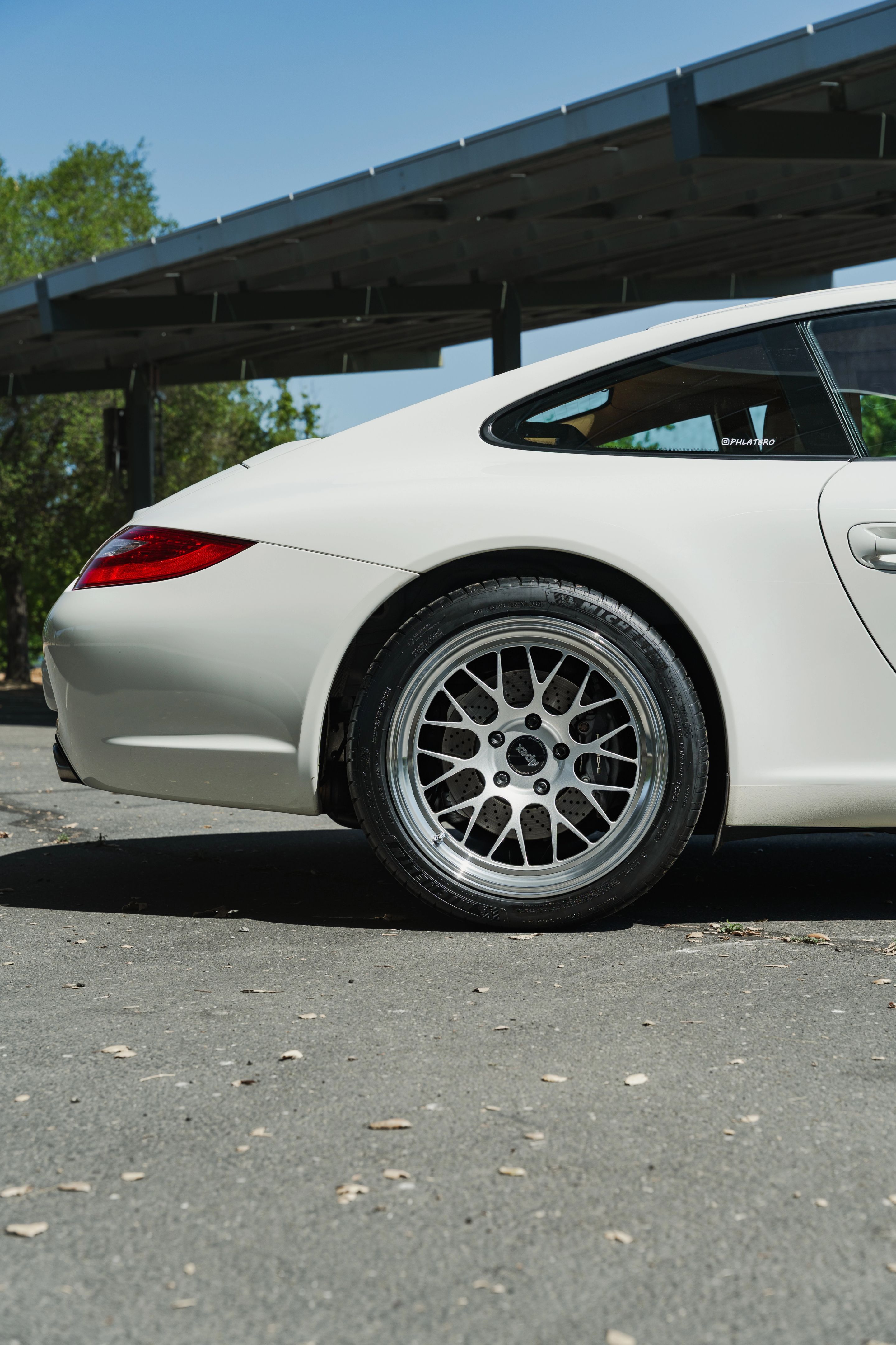White Porsche 911 997 Carrera with 19" ML-10RT Apex wheels in Machined Lip Race Silver