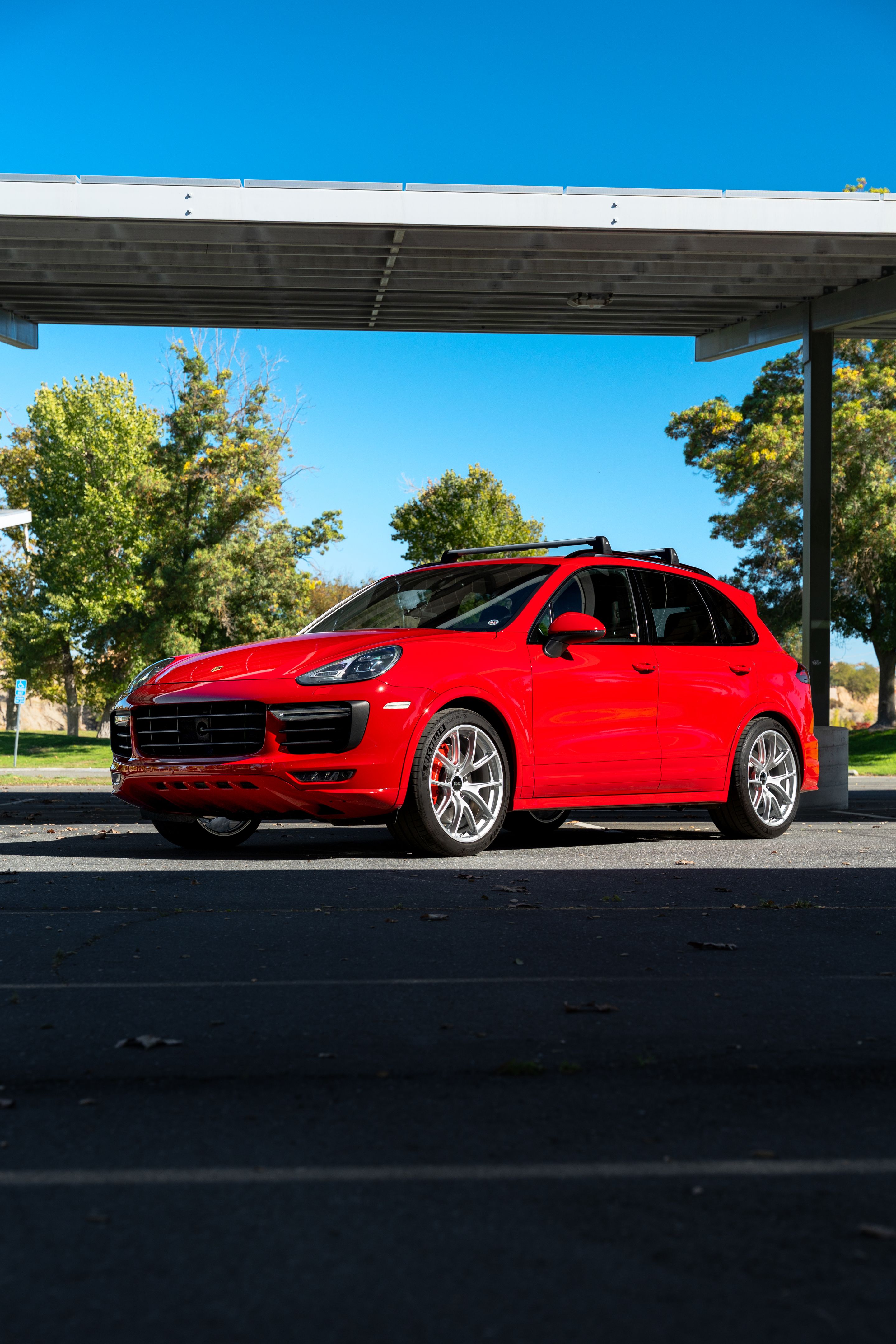 Red Porsche 958 Cayenne with 21" VS-5RX Apex wheels in Race Silver