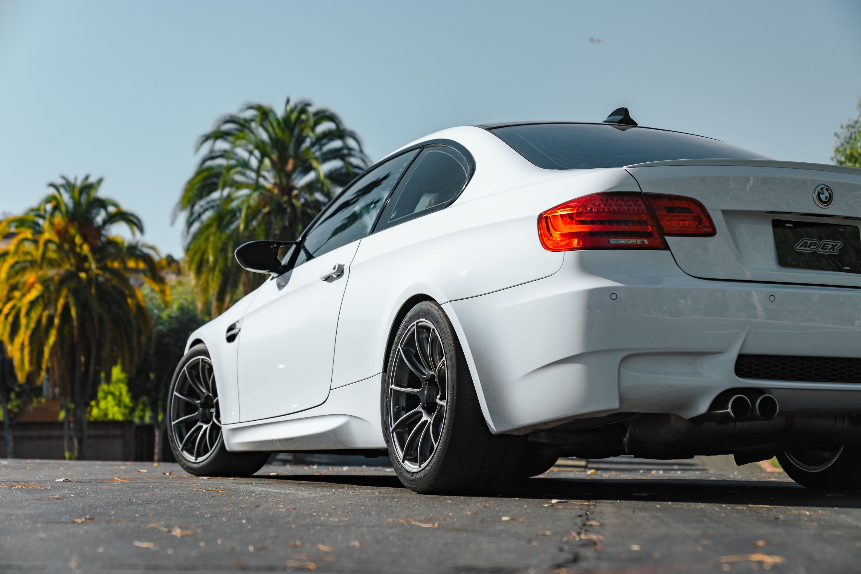 White BMW E92 Coupe M3 with 18" SM-10RS Apex wheels in Anthracite