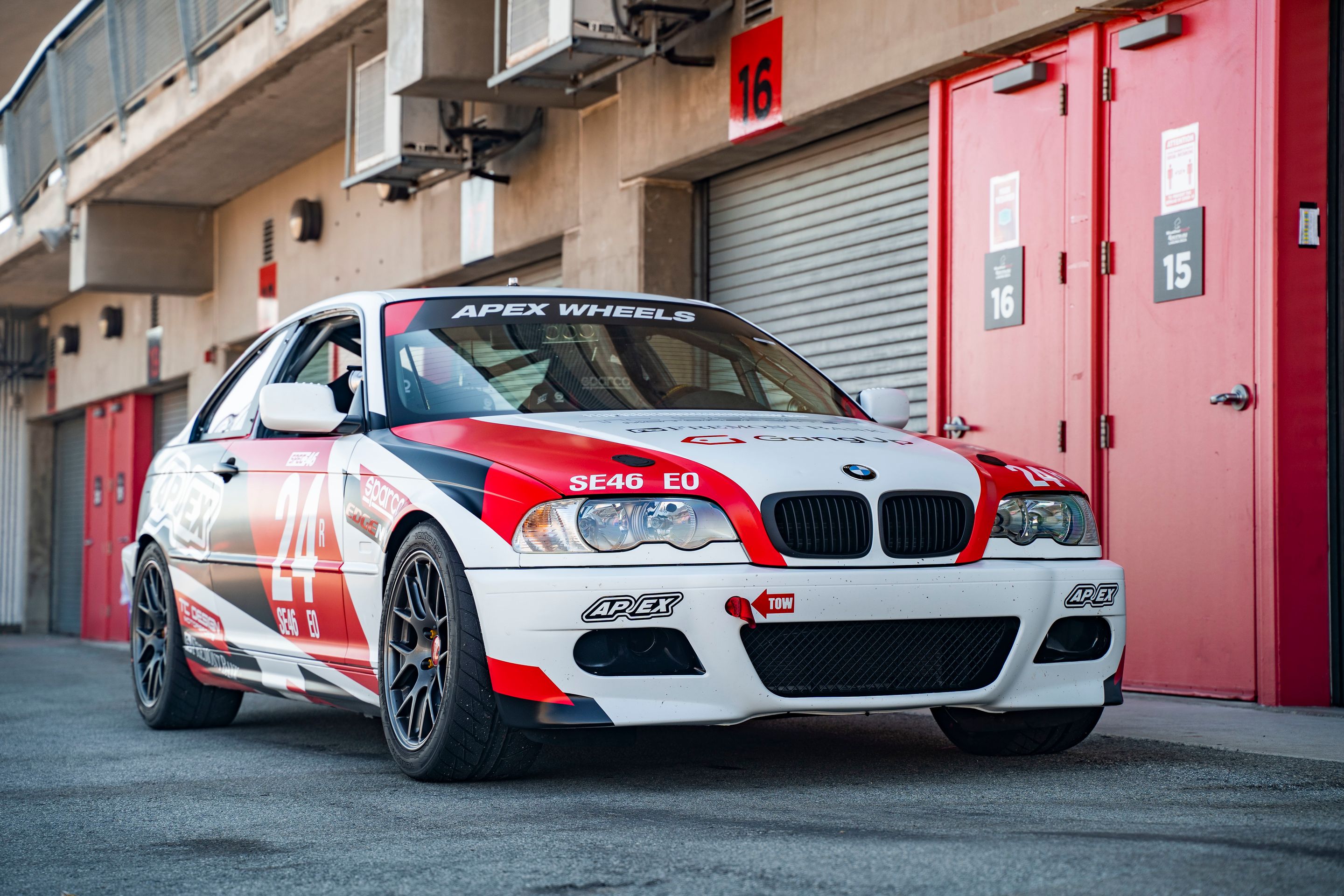 Multicolor BMW Spec E46 with 17" EC-7R Apex wheels in Anthracite