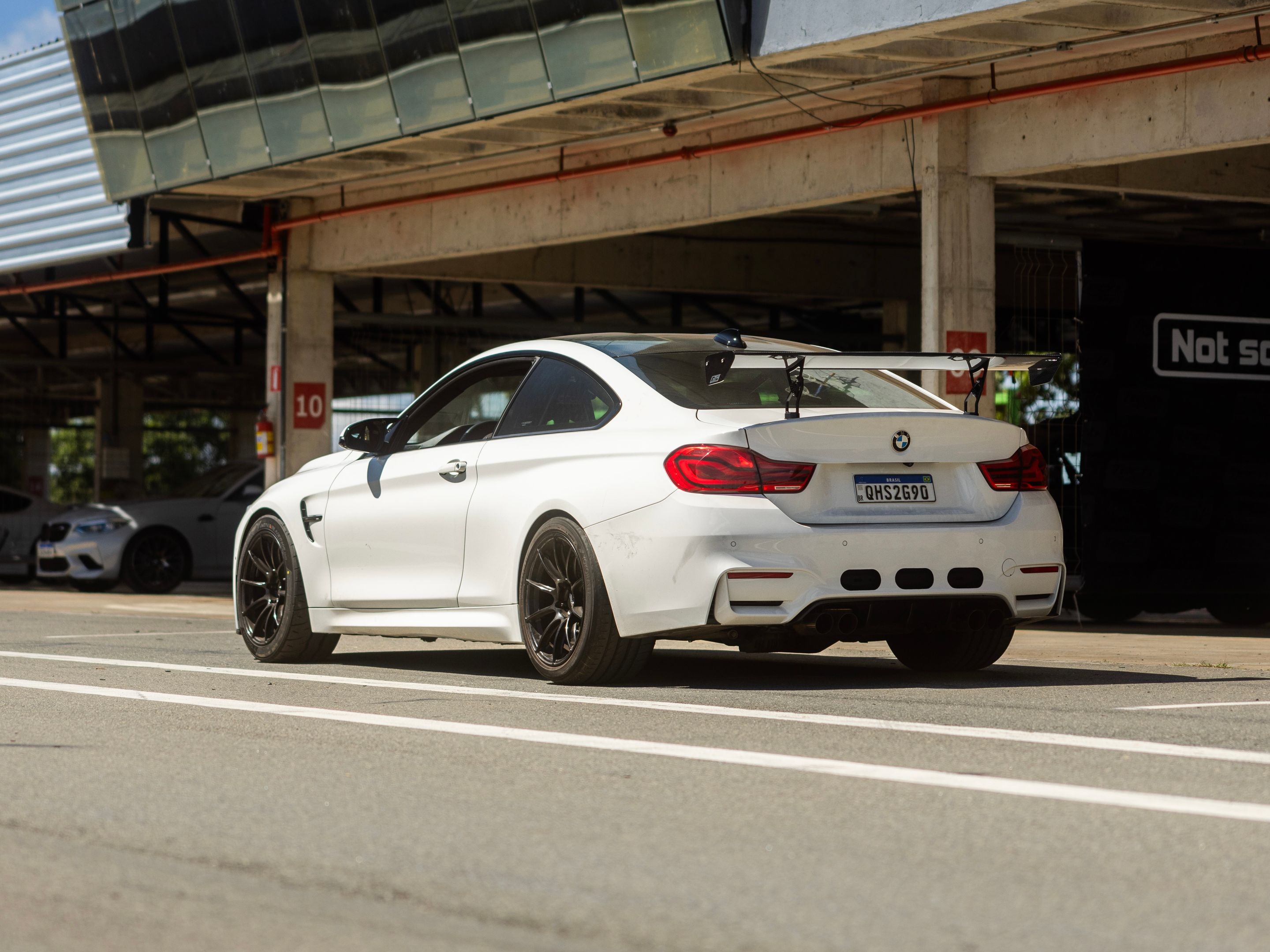 White BMW F82 Coupe M4 with 18" SM-10RS Apex wheels in Satin Black