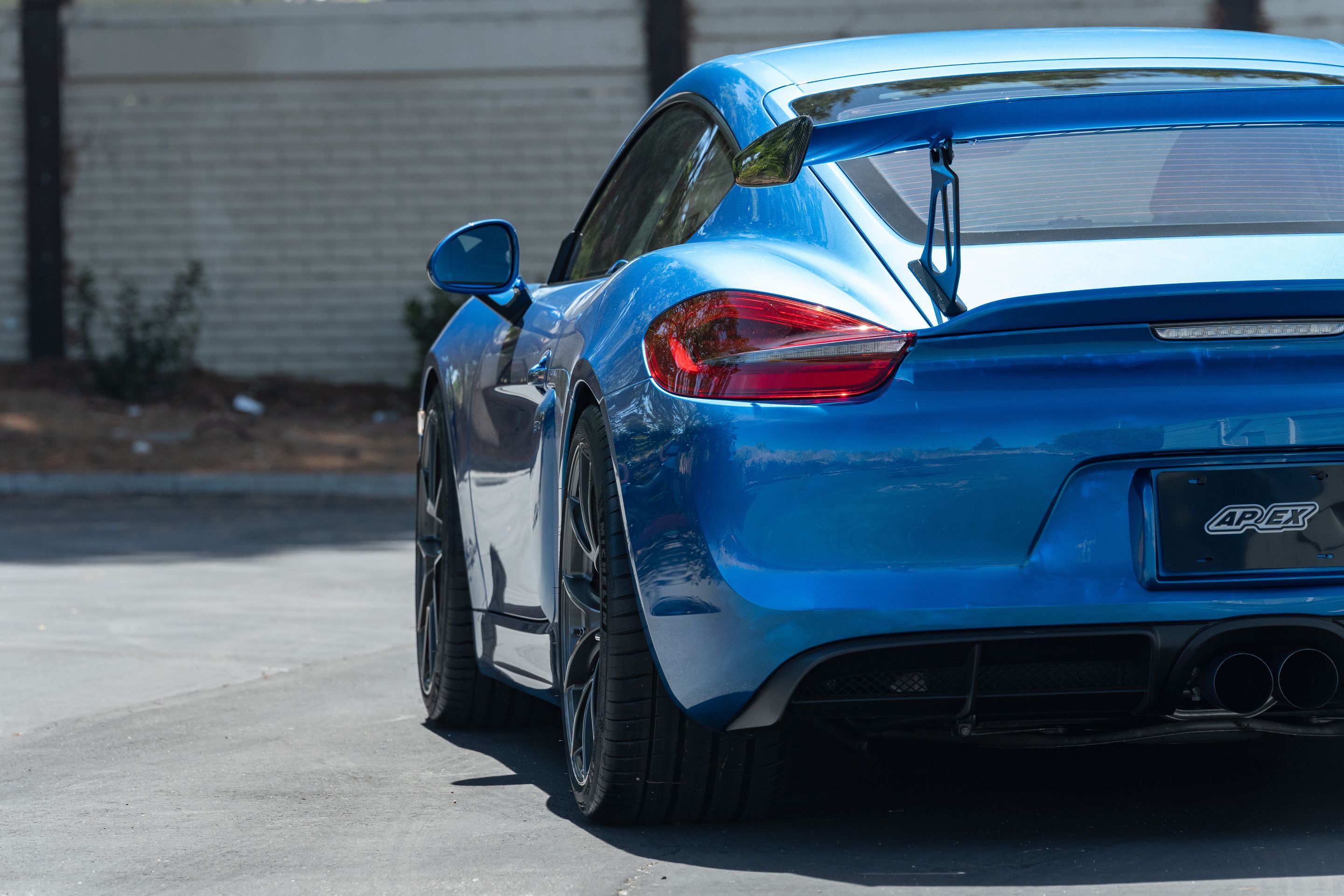 Blue Porsche 981 Cayman GT4 with 20" VS-5RS Apex wheels in Anthracite